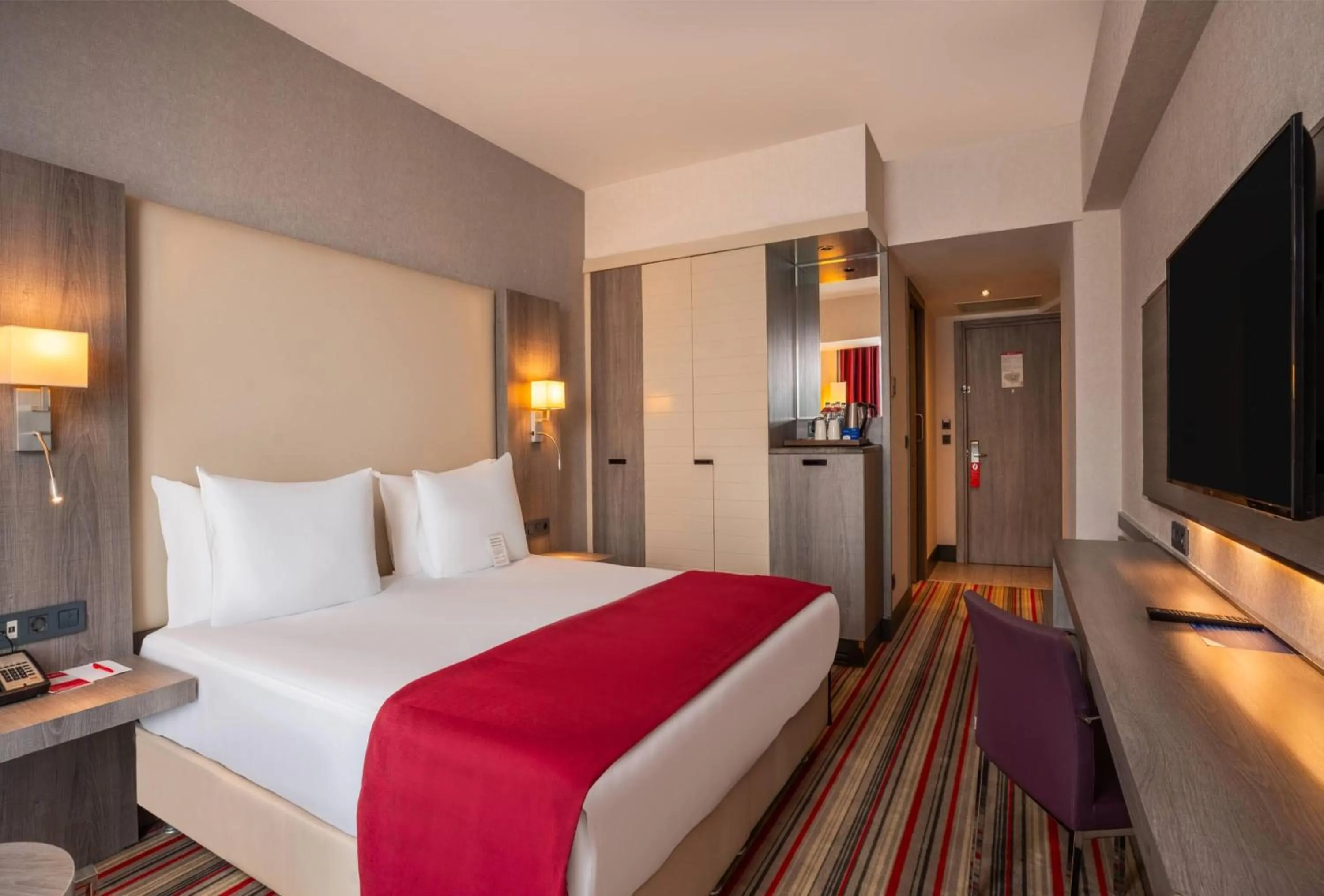 Photo of the whole room, Bed in Ramada Plaza By Wyndham Izmir