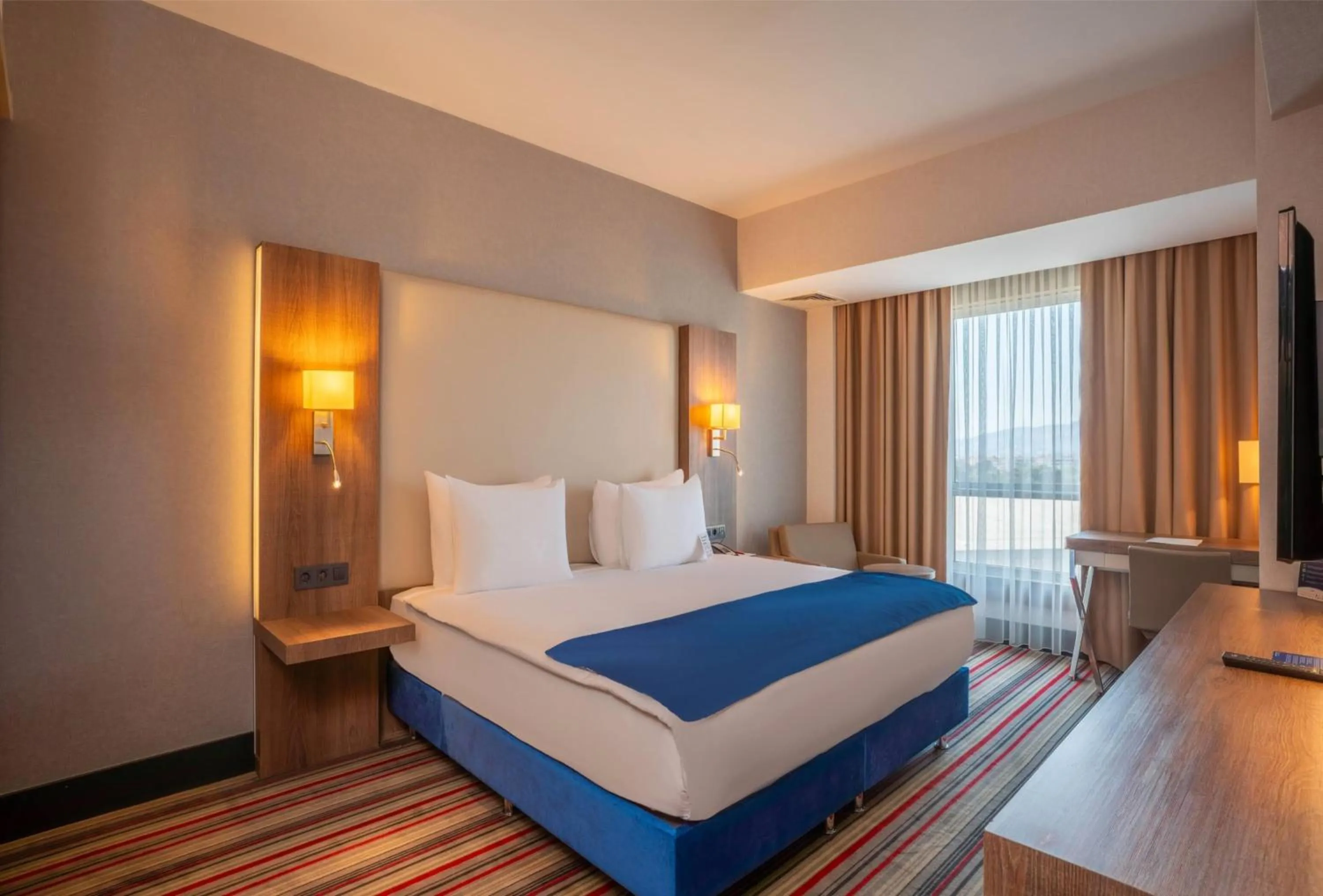 Photo of the whole room, Bed in Ramada Plaza By Wyndham Izmir