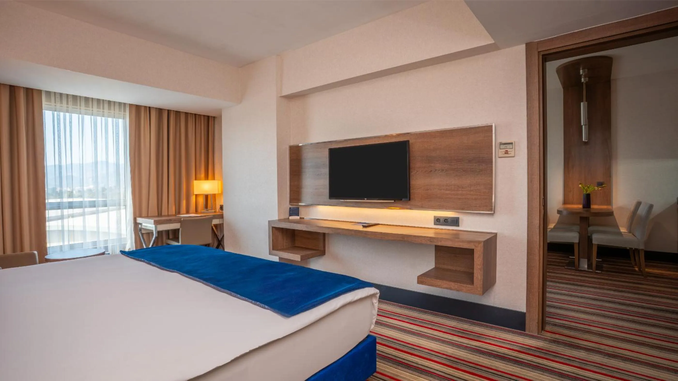 Communal lounge/ TV room, Bed in Ramada Plaza By Wyndham Izmir