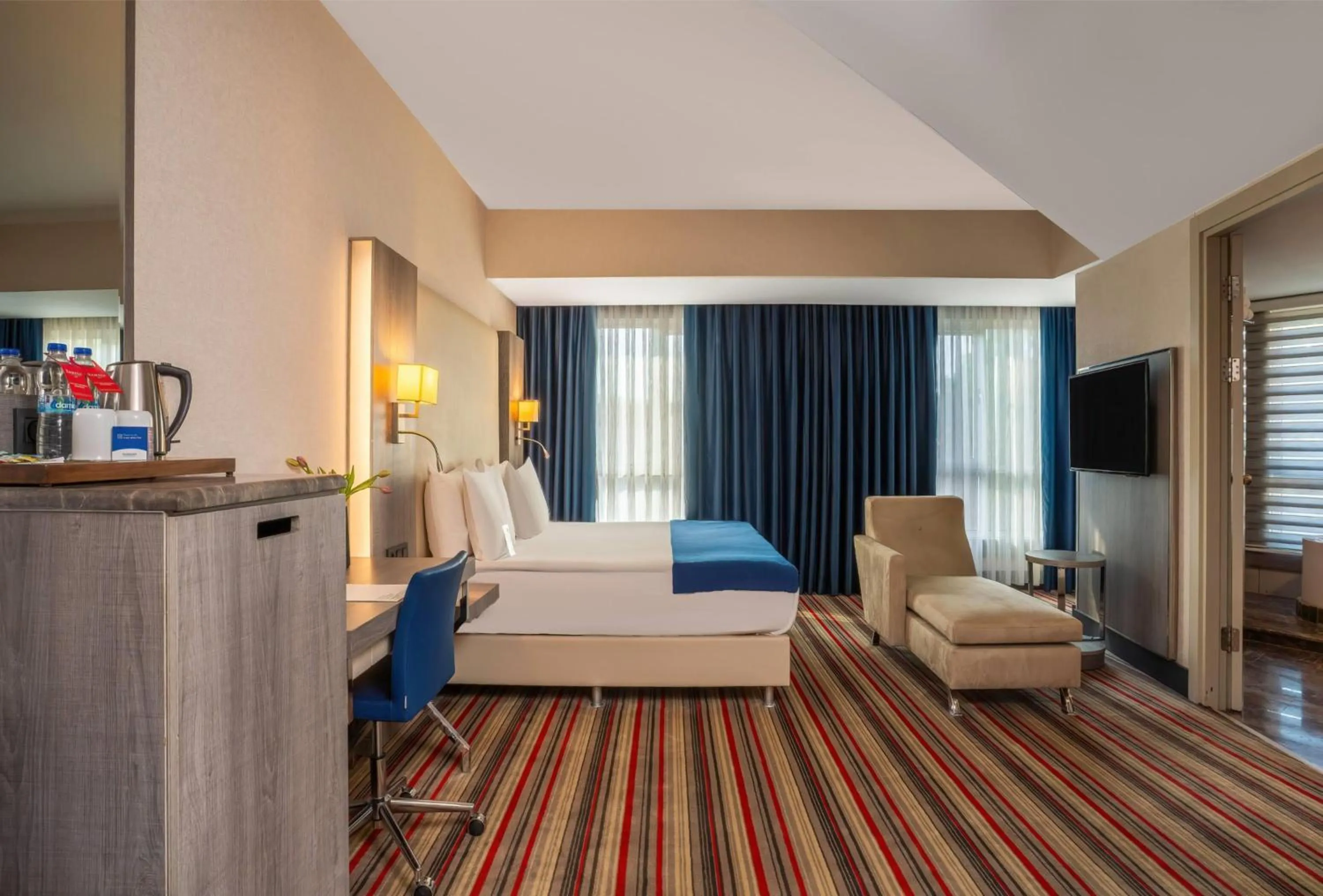 Photo of the whole room, Bed in Ramada Plaza By Wyndham Izmir