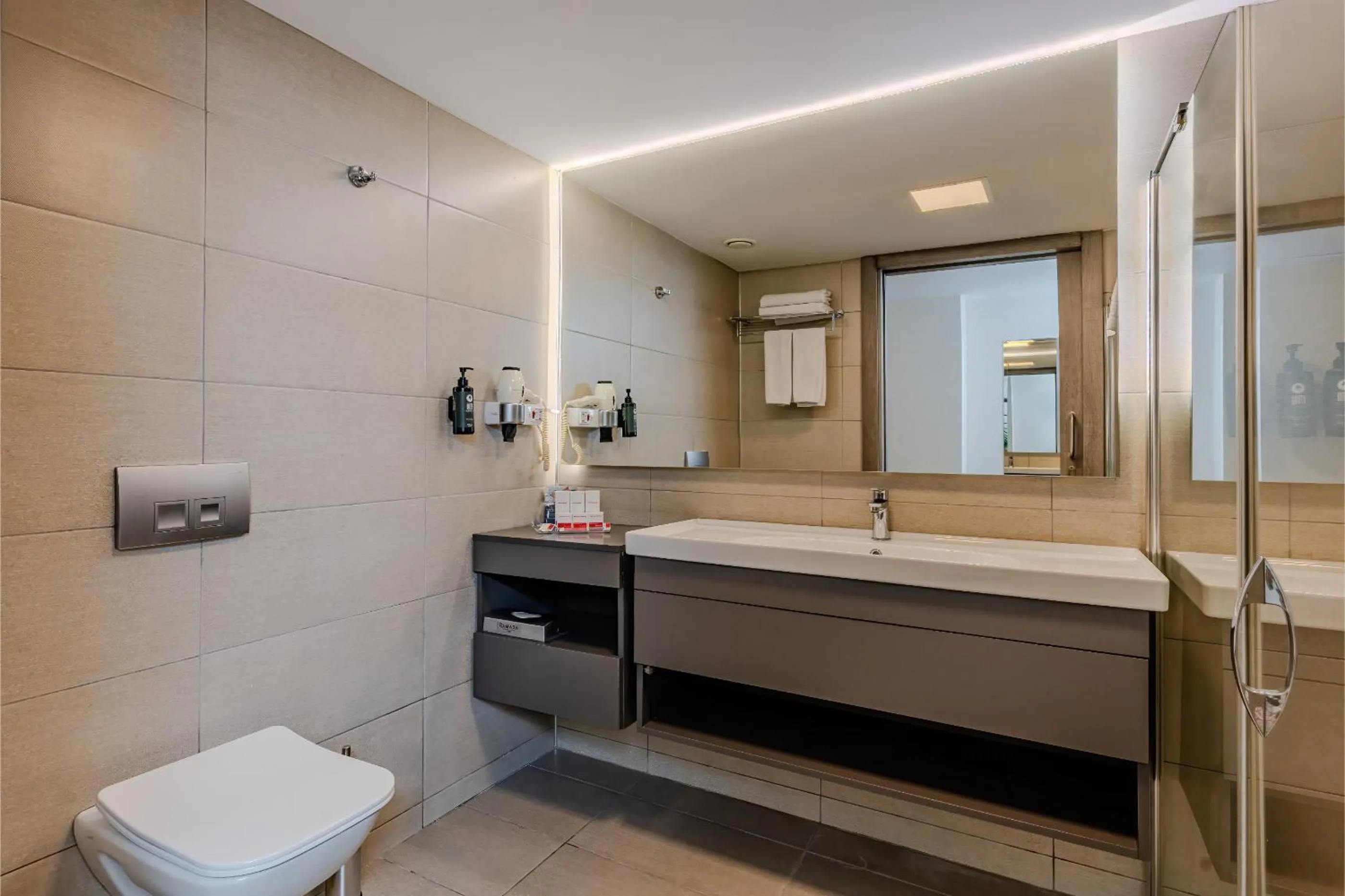 Toilet in Ramada Plaza By Wyndham Izmir