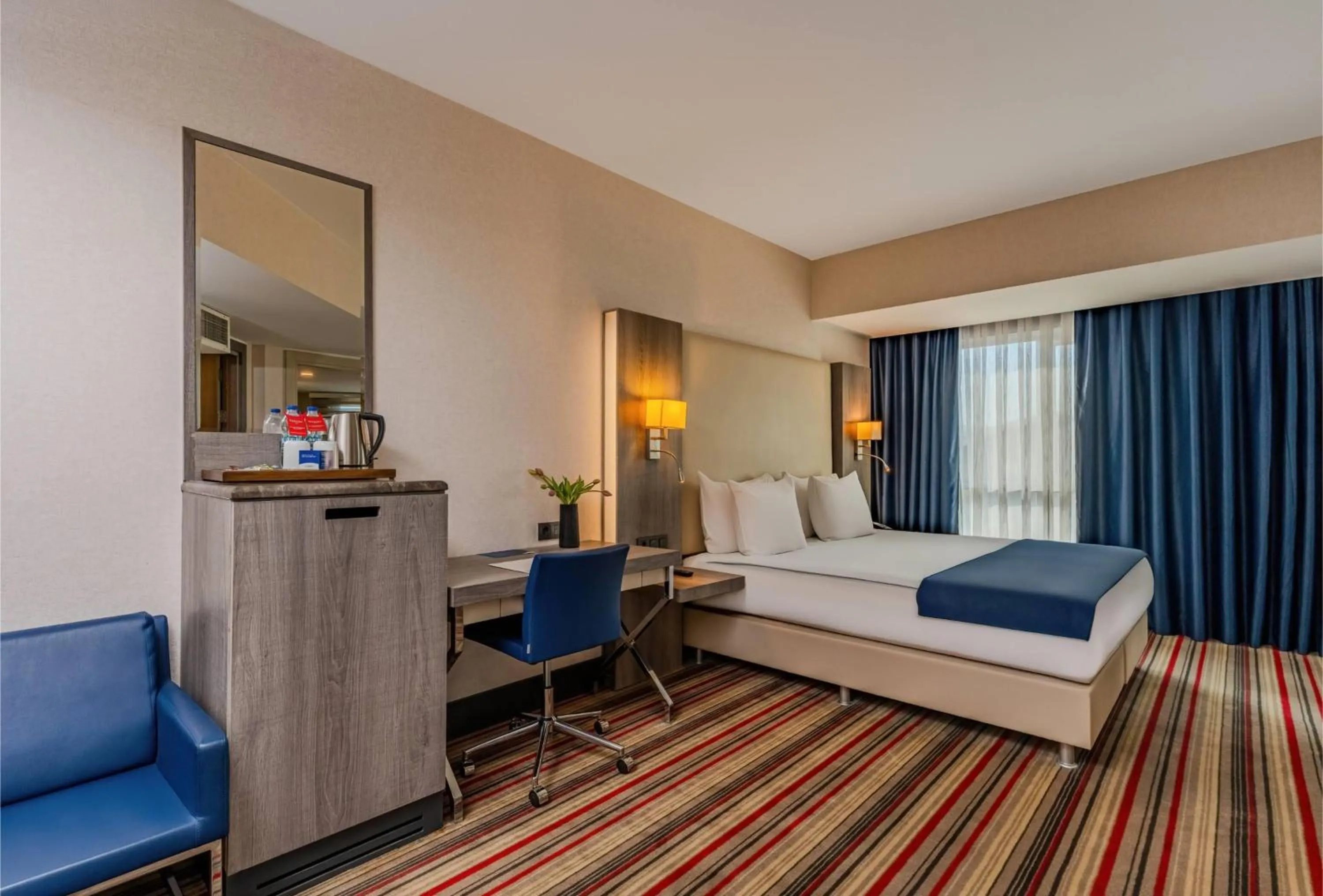 Photo of the whole room, Bed in Ramada Plaza By Wyndham Izmir