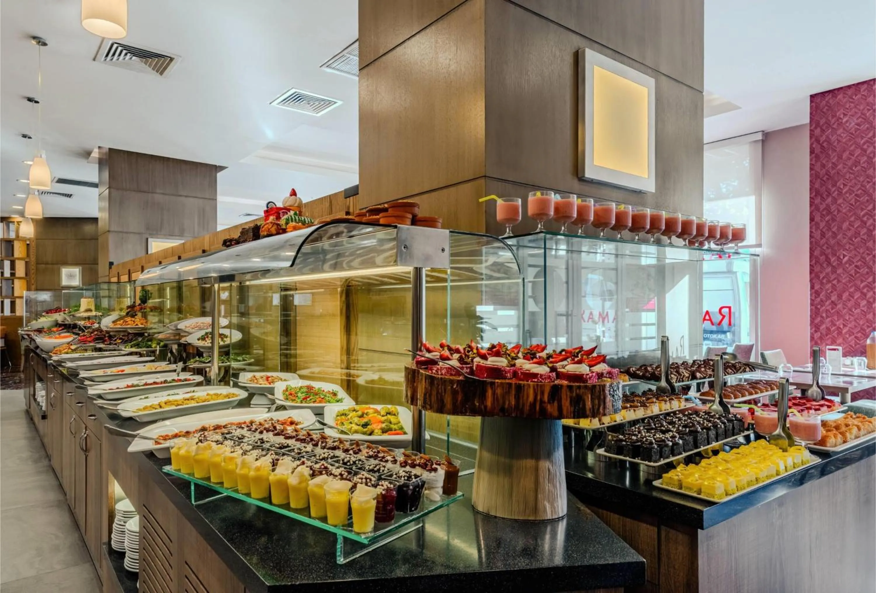 Restaurant/places to eat in Ramada Plaza By Wyndham Izmir