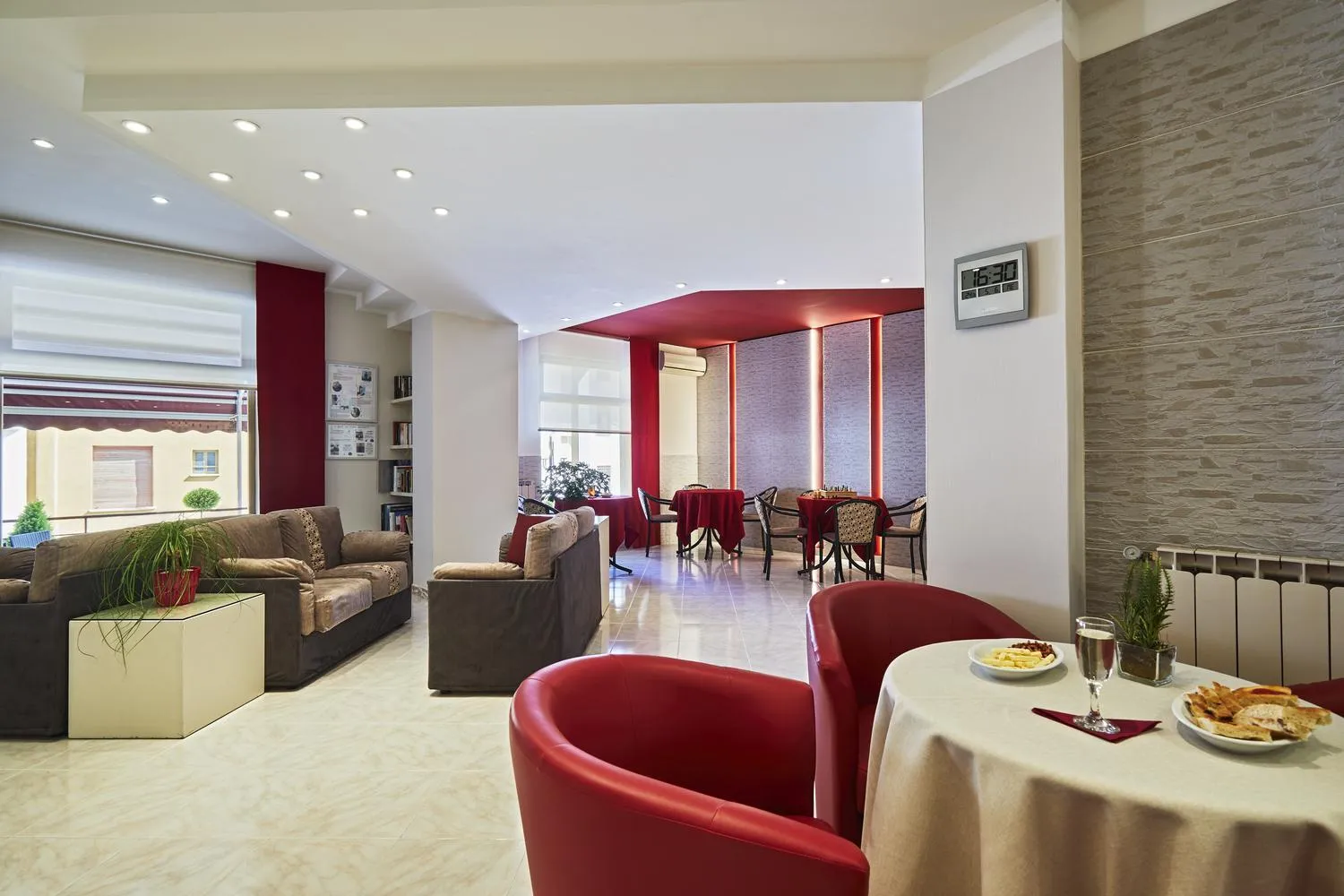 Communal lounge/ TV room in Santa Caterina Hotel & Bike