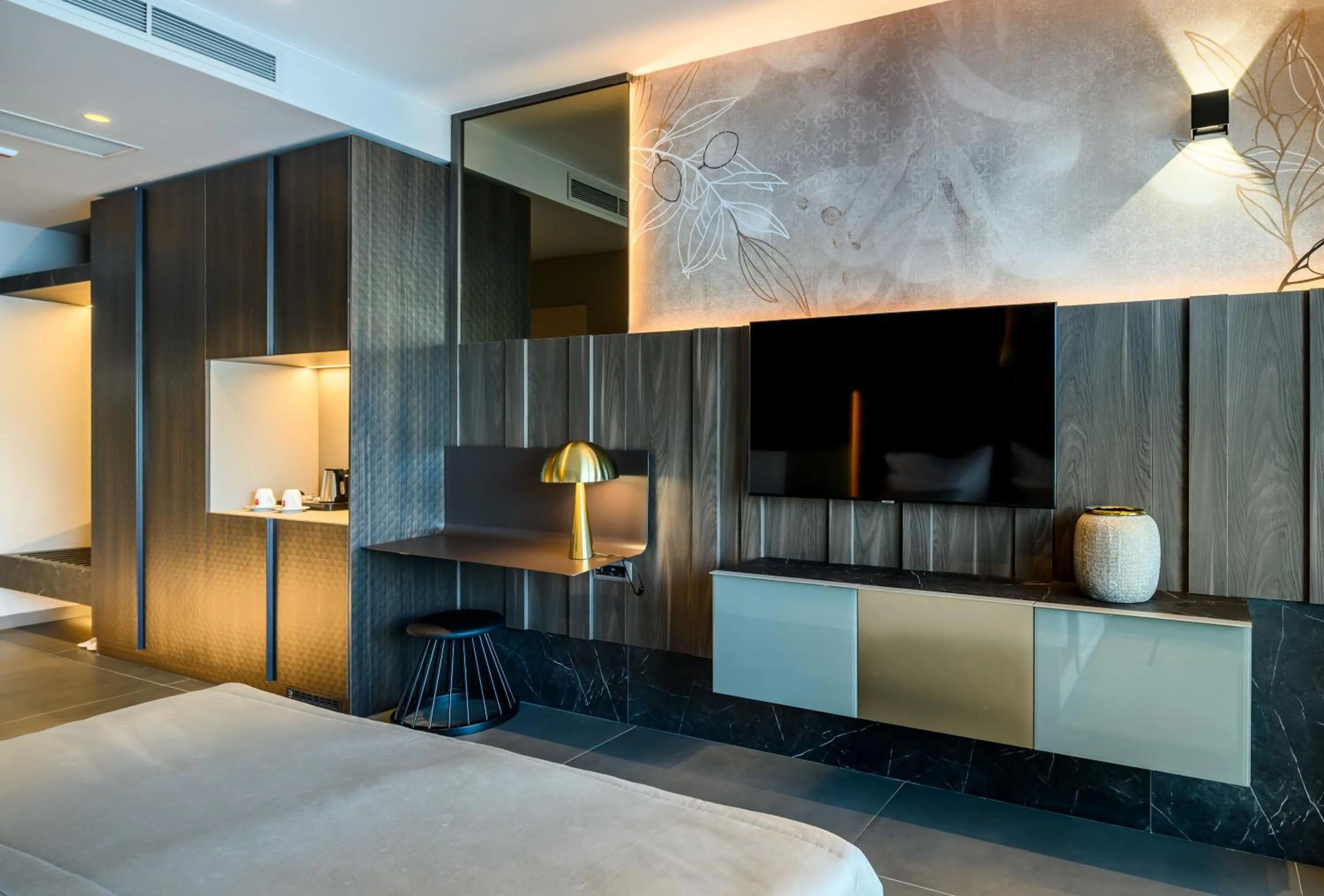 TV and multimedia in Marinus Beach Hotel