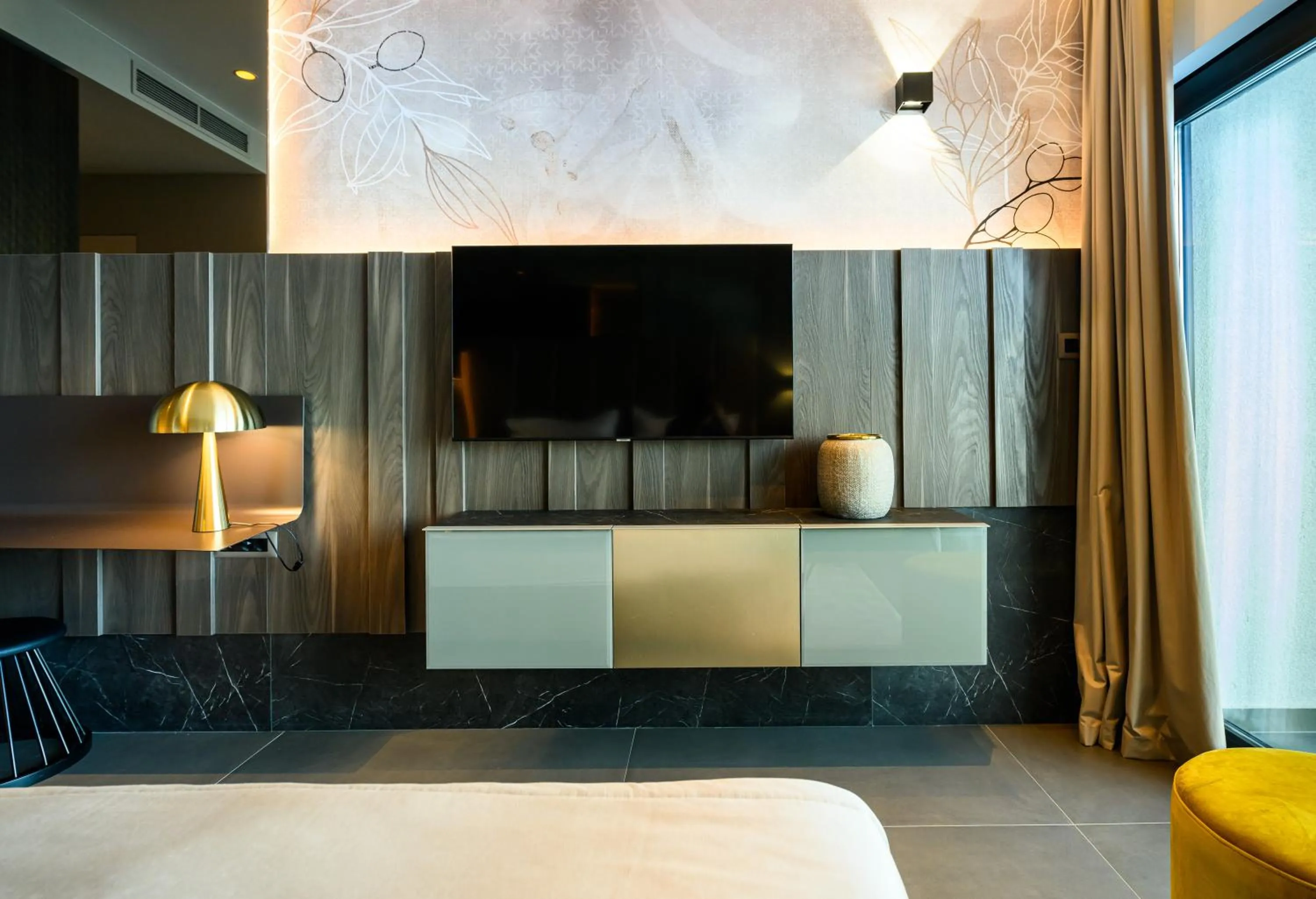 TV and multimedia in Marinus Beach Hotel