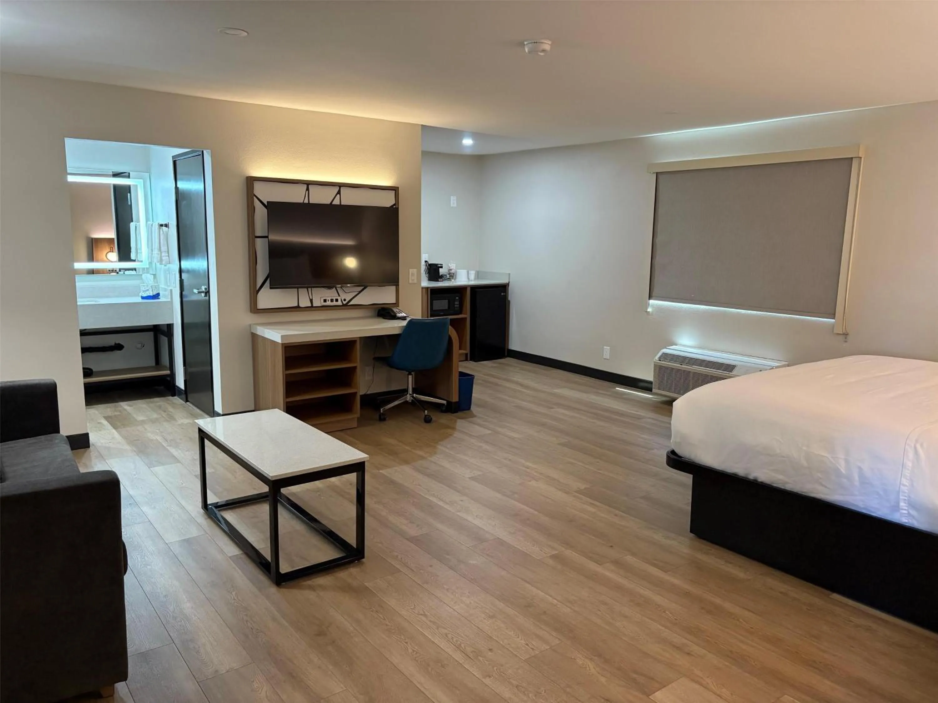 Photo of the whole room, Bed in Best Western San Diego Pacific Beach/Mission Bay