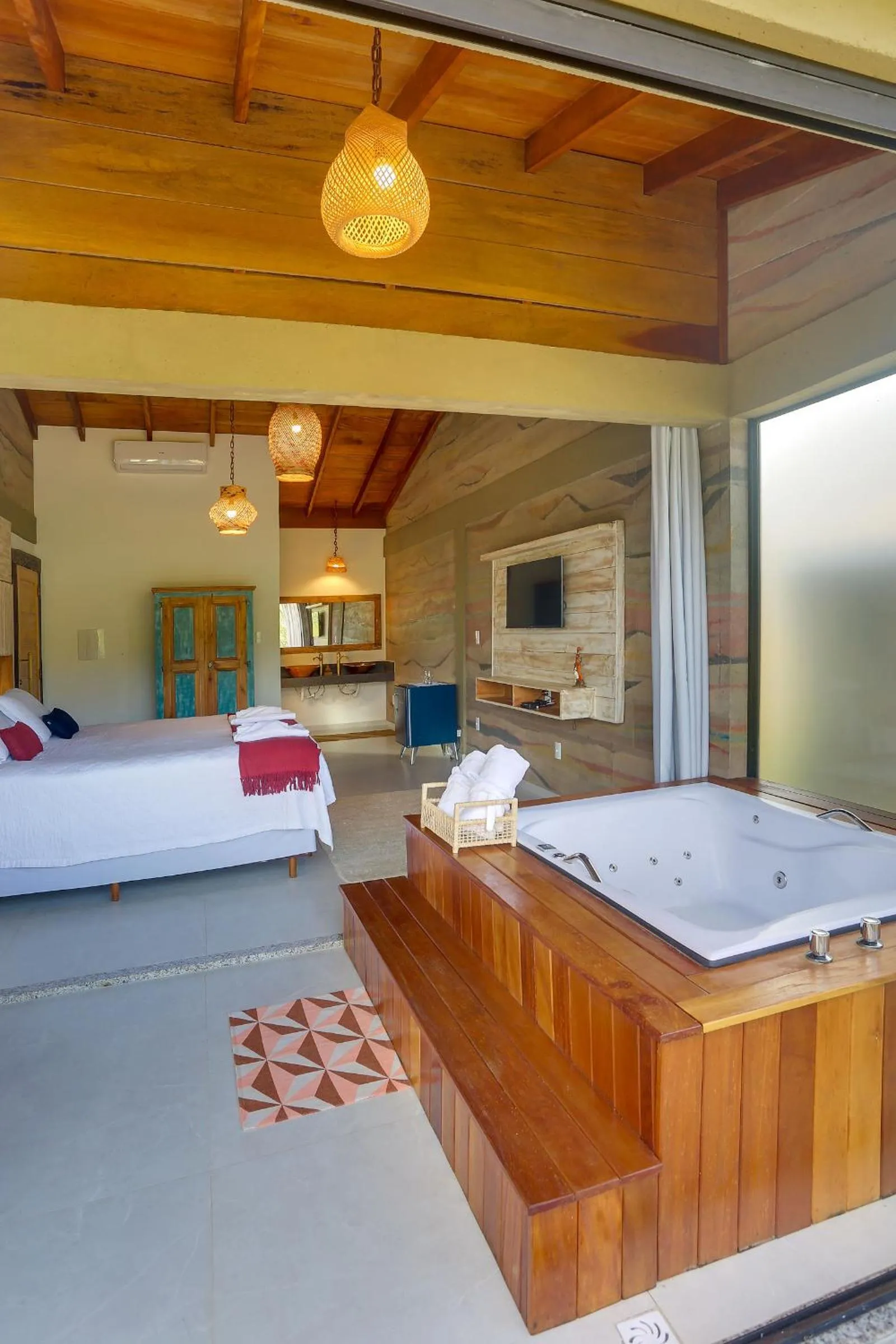 Hot Tub, Bed in Pousada Trem Chic