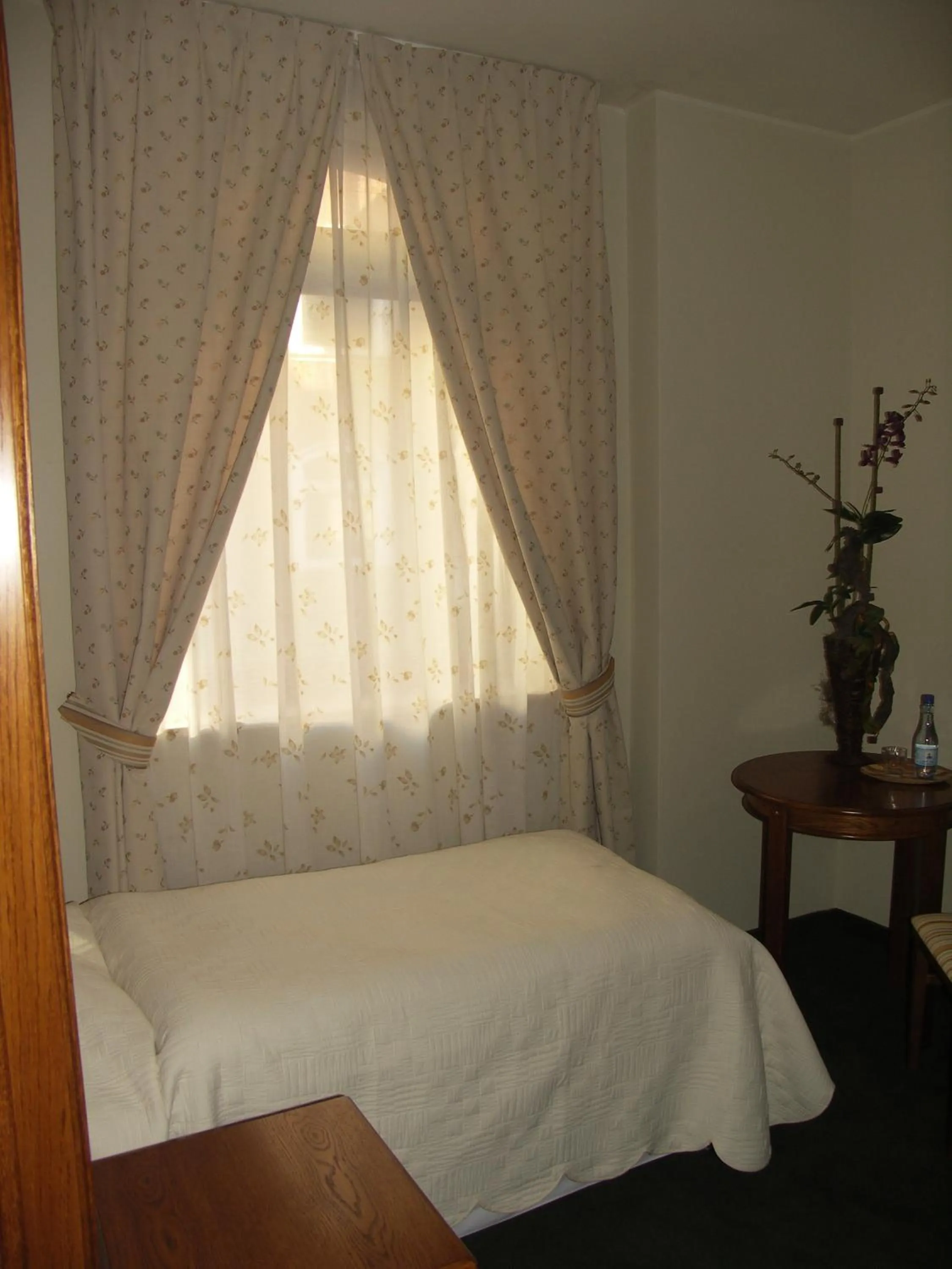 Photo of the whole room, Bed in Willa Biala Lilia Old Town