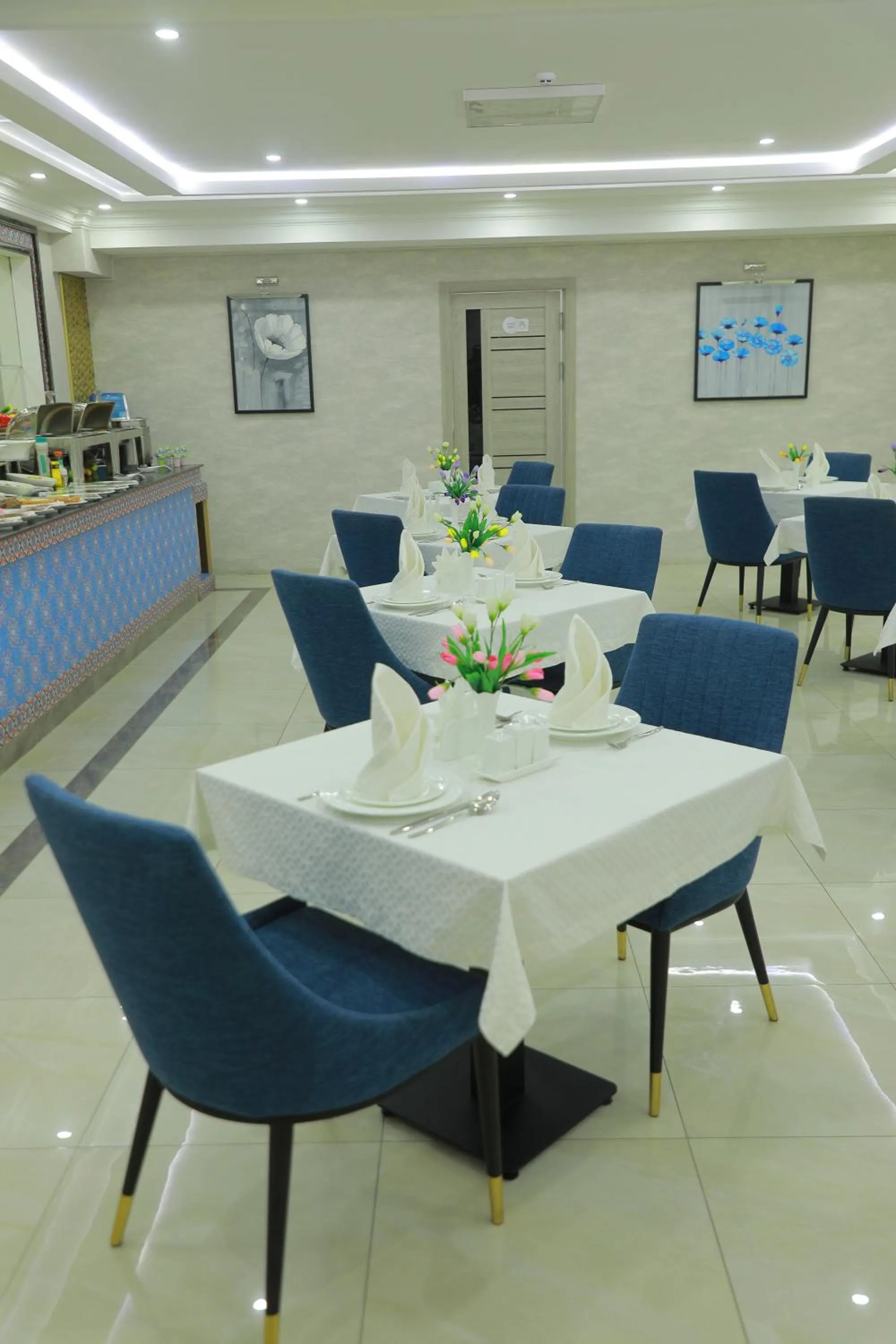 Restaurant/places to eat in Human Hotel