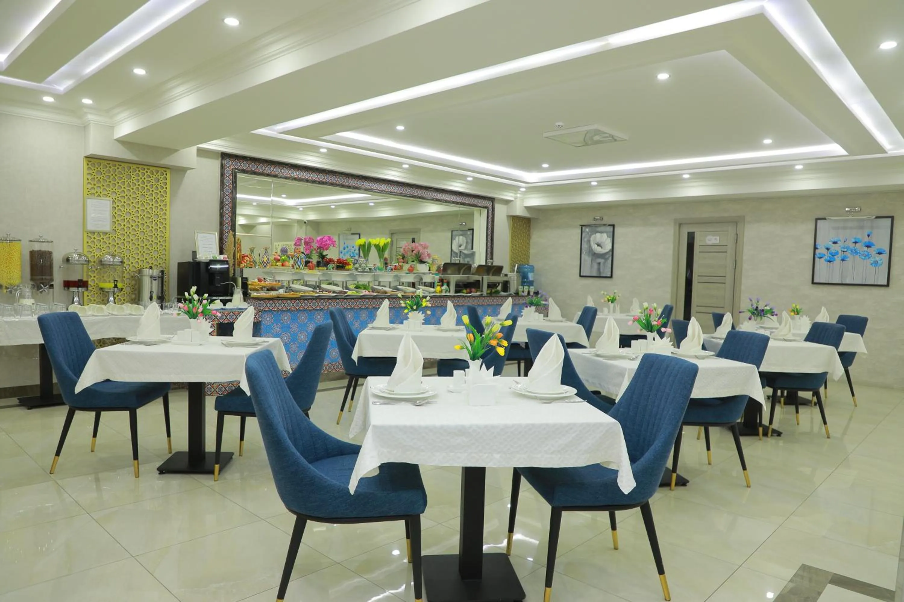 Restaurant/places to eat in Human Hotel