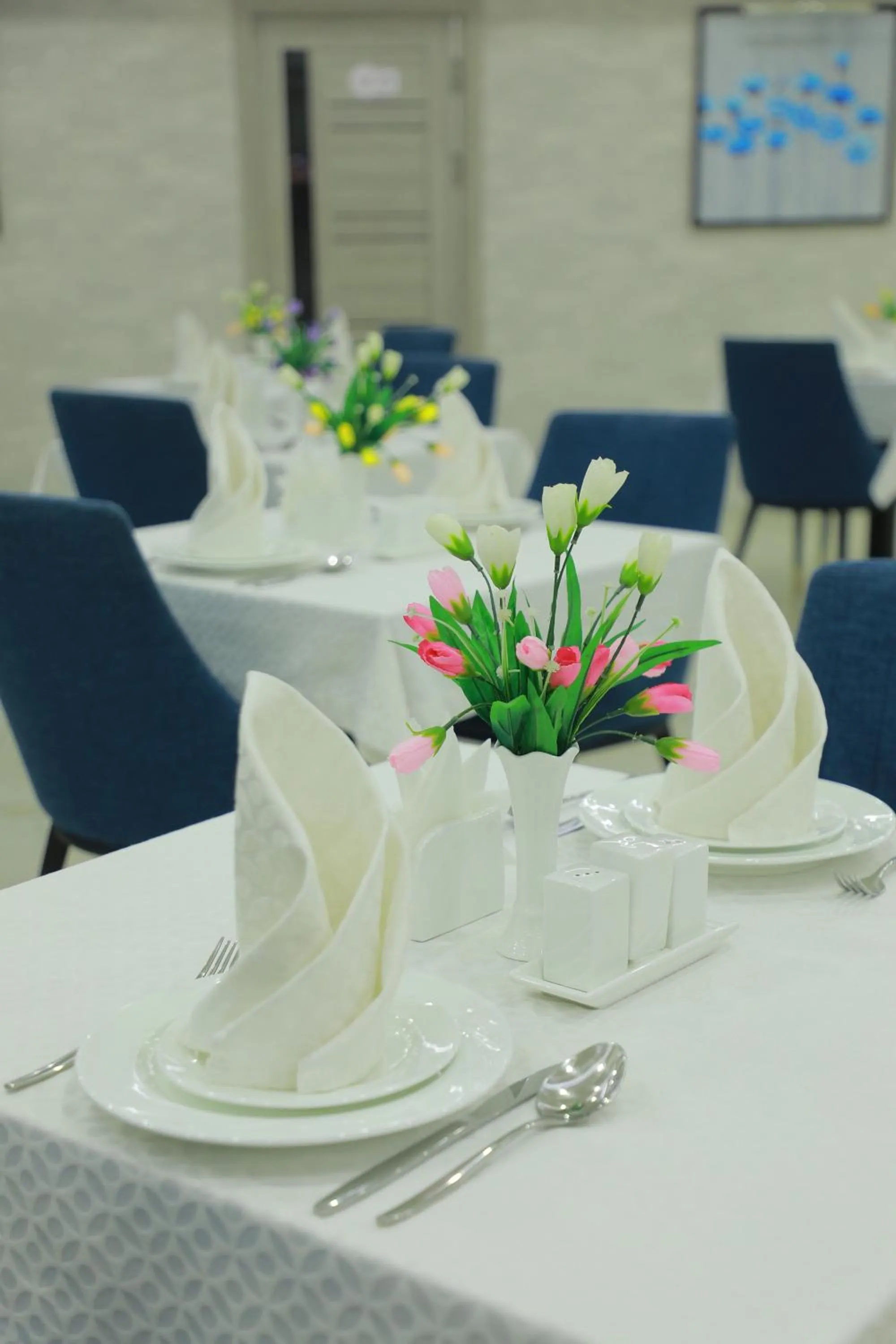 Restaurant/places to eat in Human Hotel