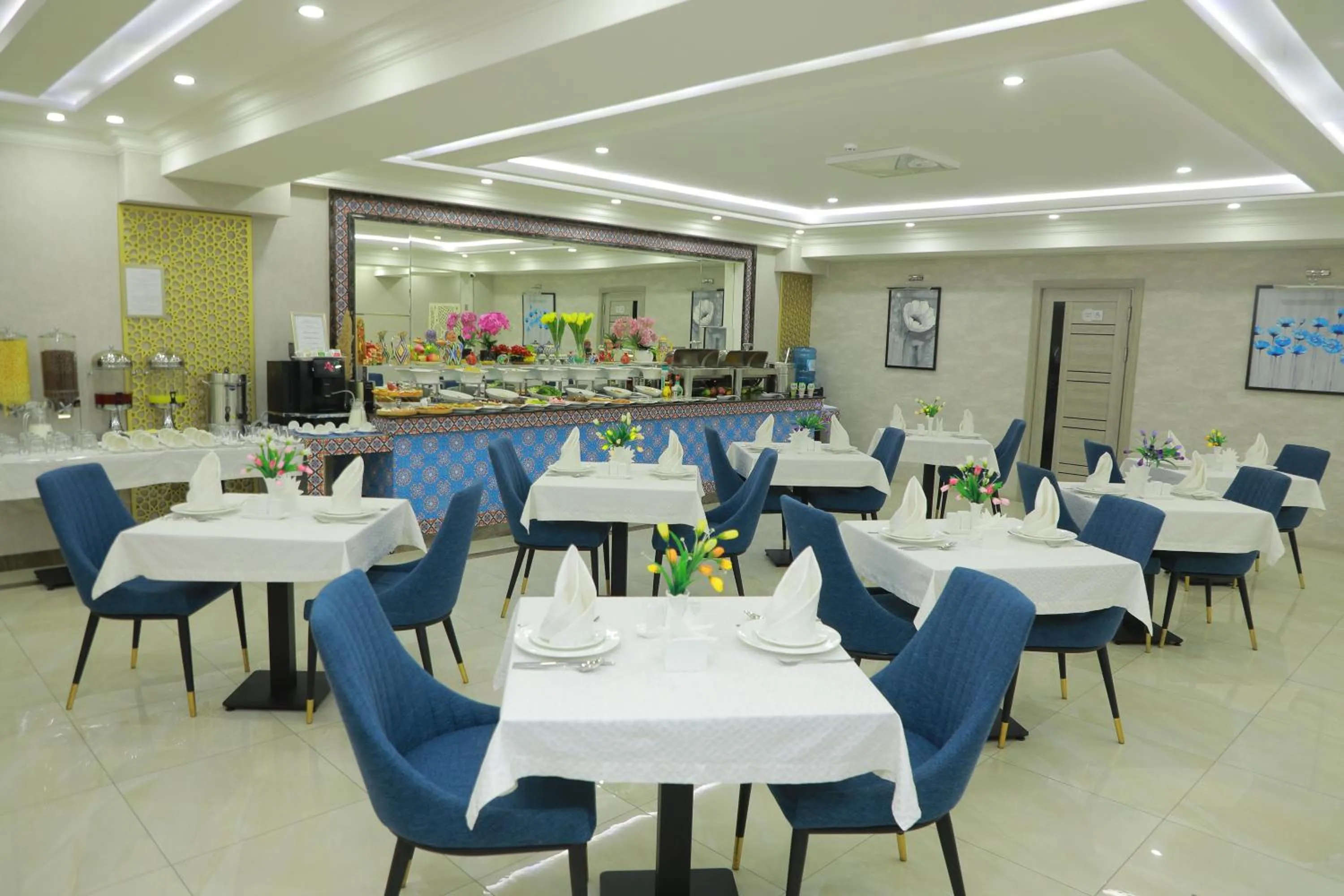 Restaurant/places to eat in Human Hotel