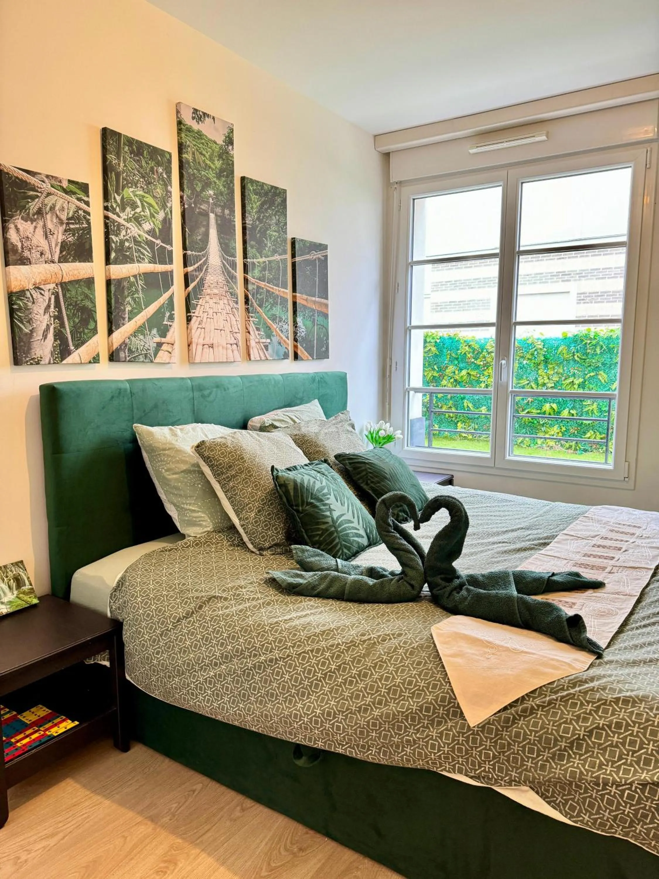 Bedroom, Bed in The Green Terrace Disneyland