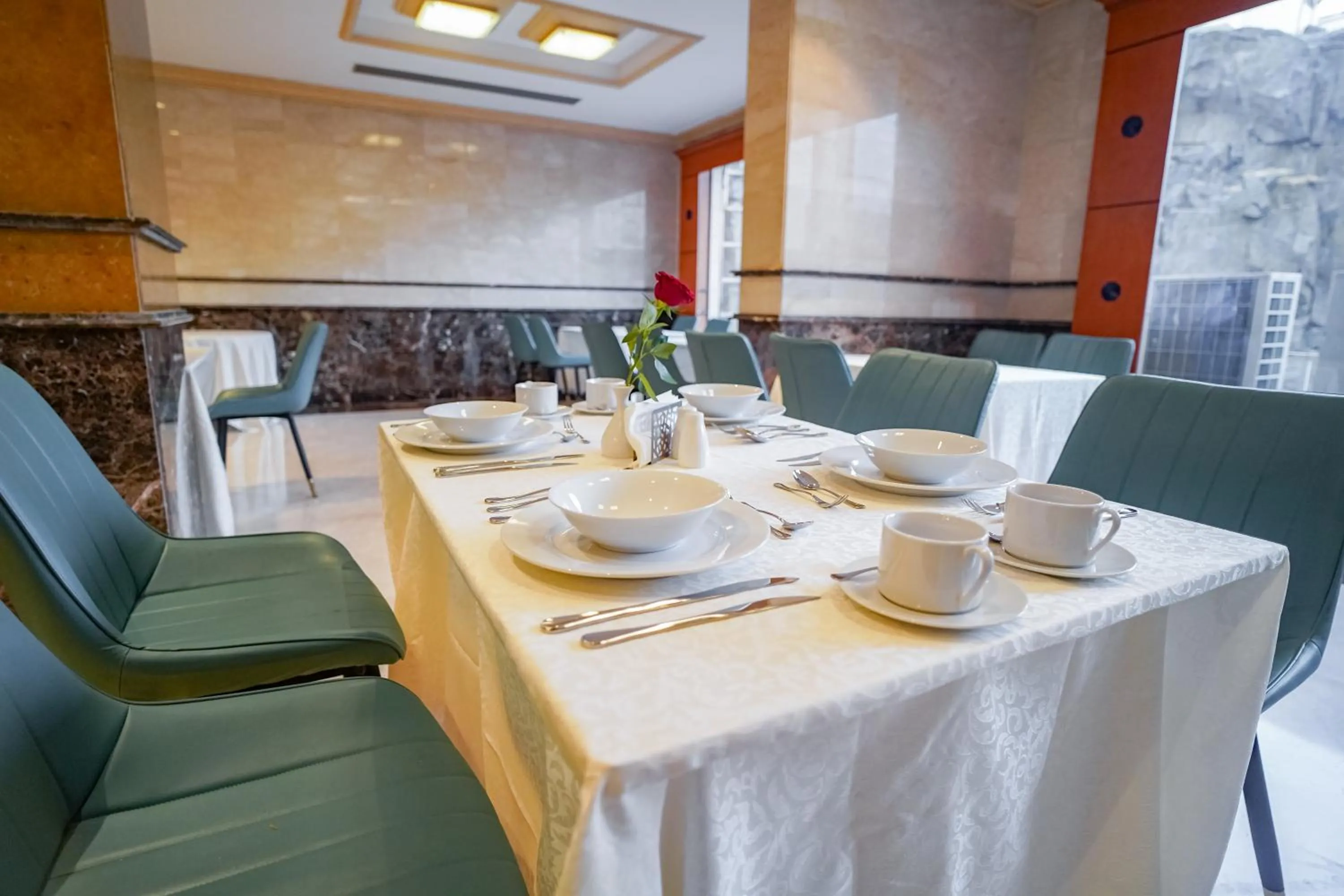 Restaurant/places to eat in Emaar Al Noor