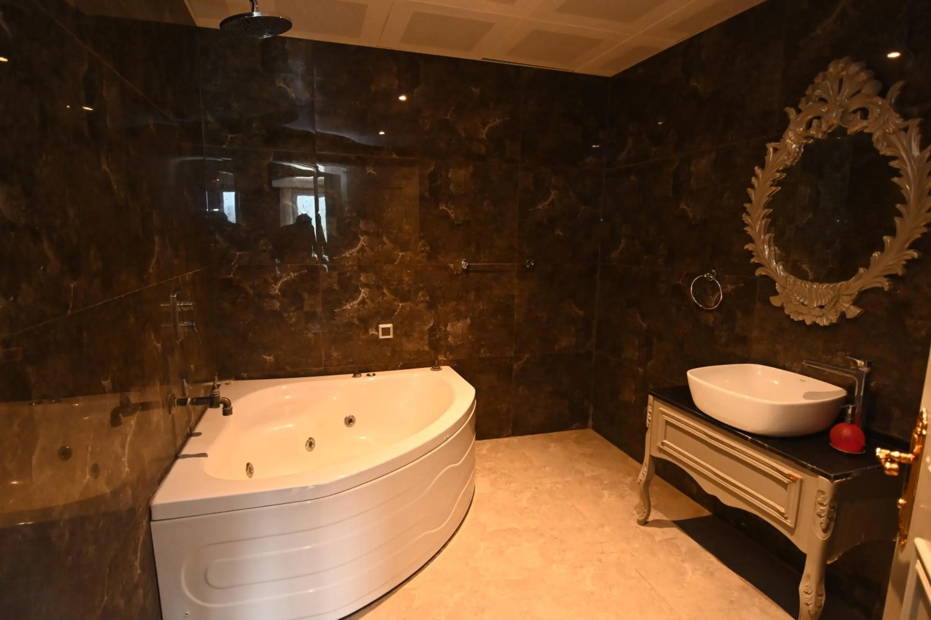 Hot Tub in Sarot Thermal Palace Tatil Köyü - Halal Hotel