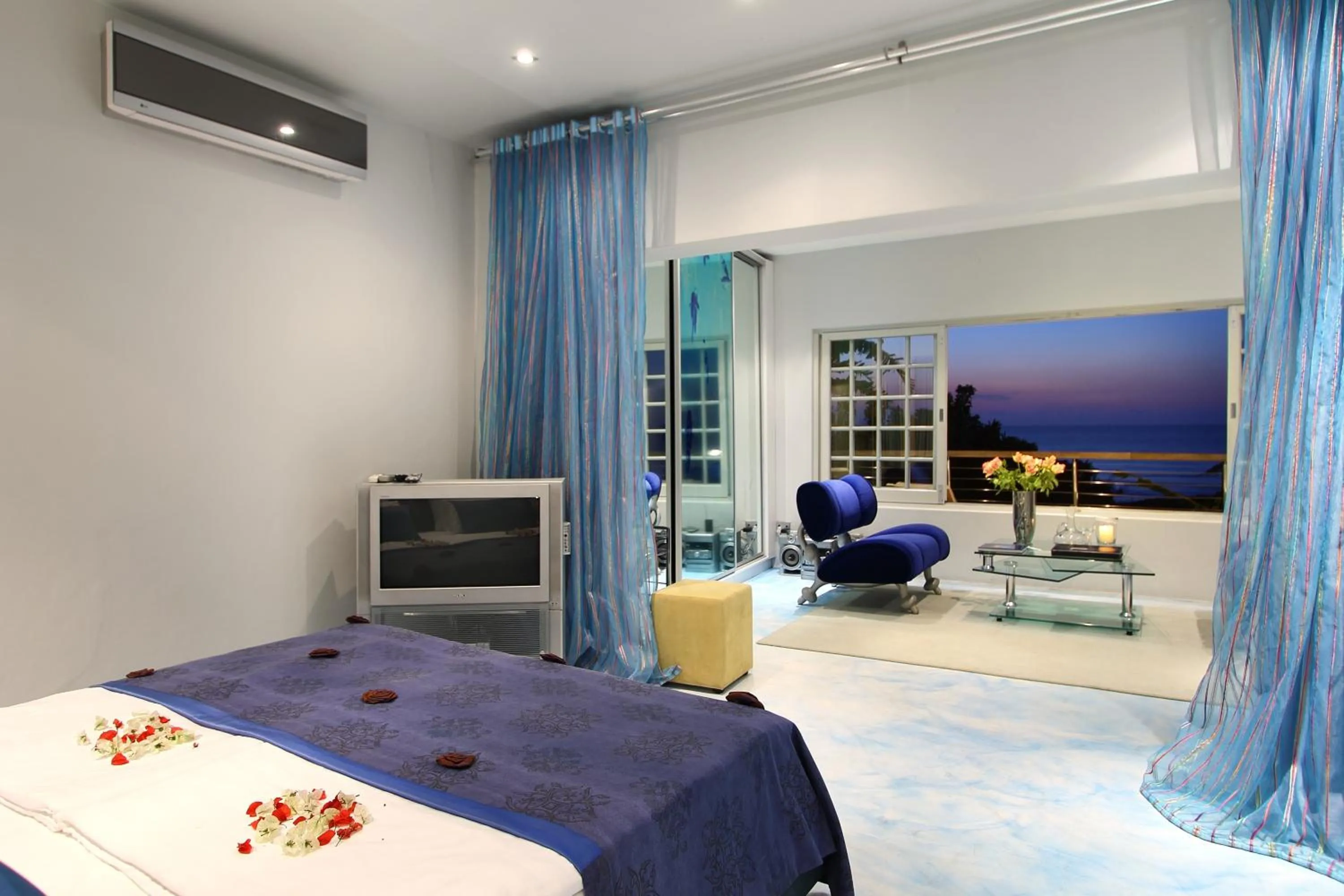 Photo of the whole room, Bed in Days At Sea Beach Lodge