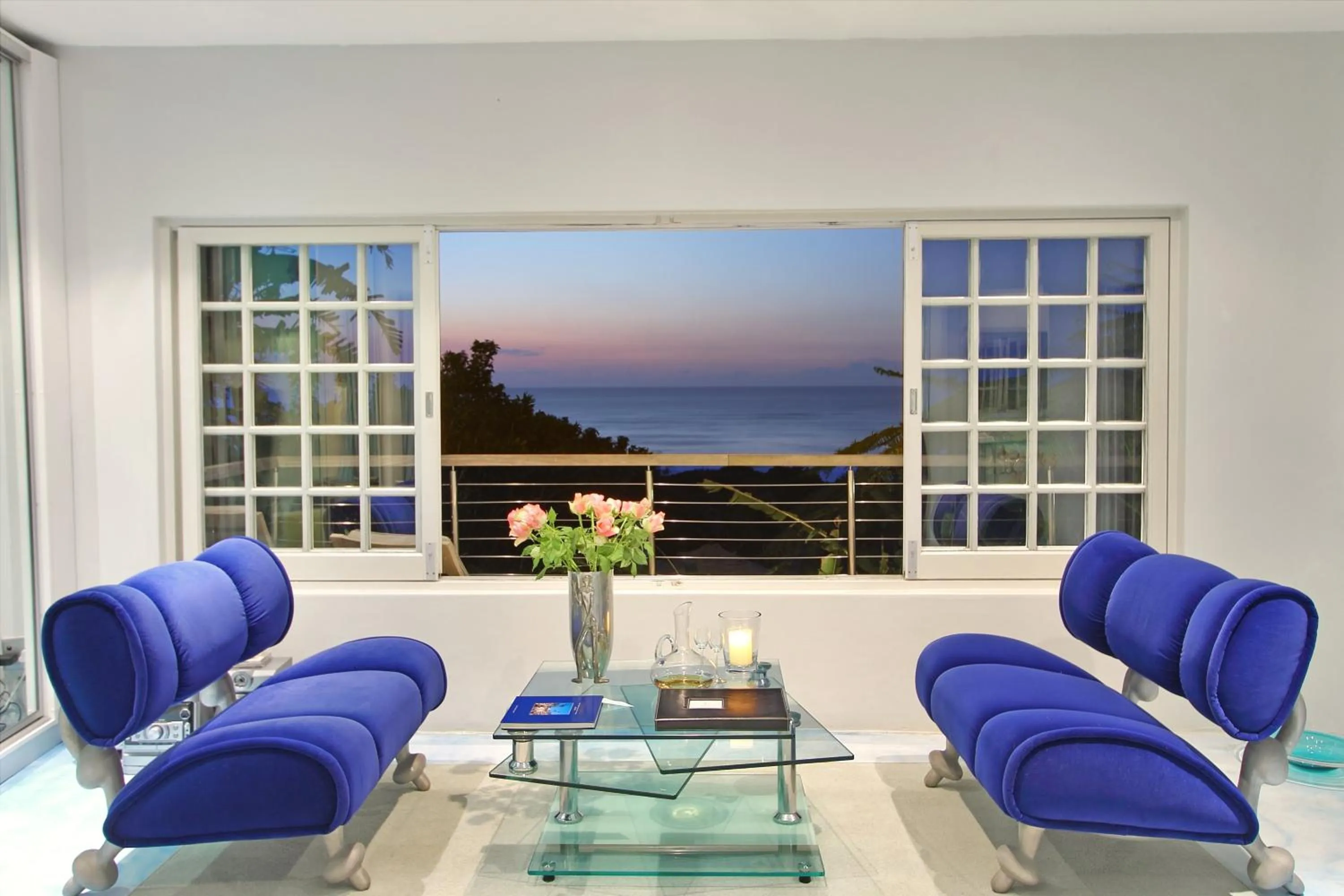 Living room in Days At Sea Beach Lodge