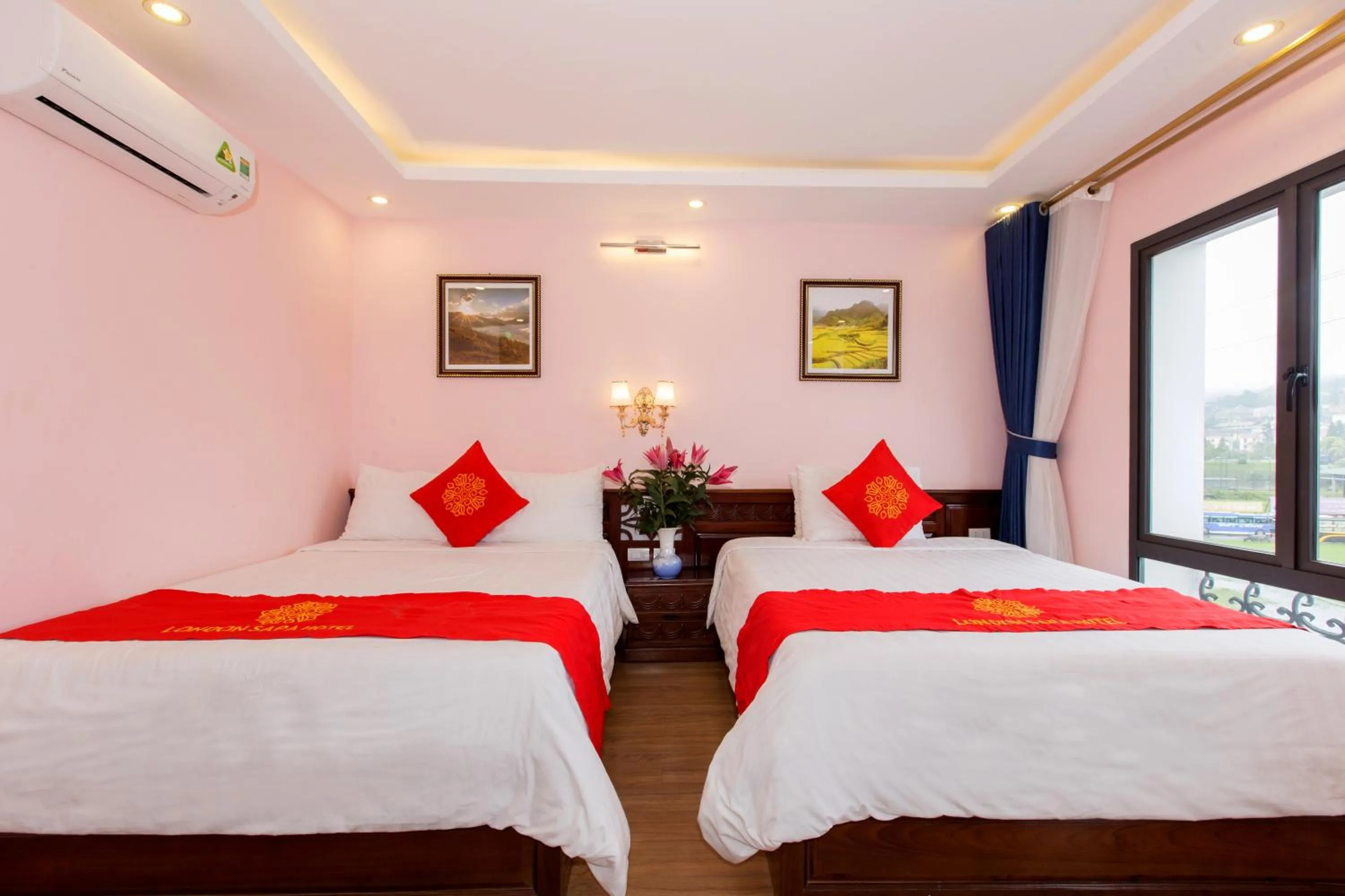 Photo of the whole room, Bed in London Sa Pa Hotel