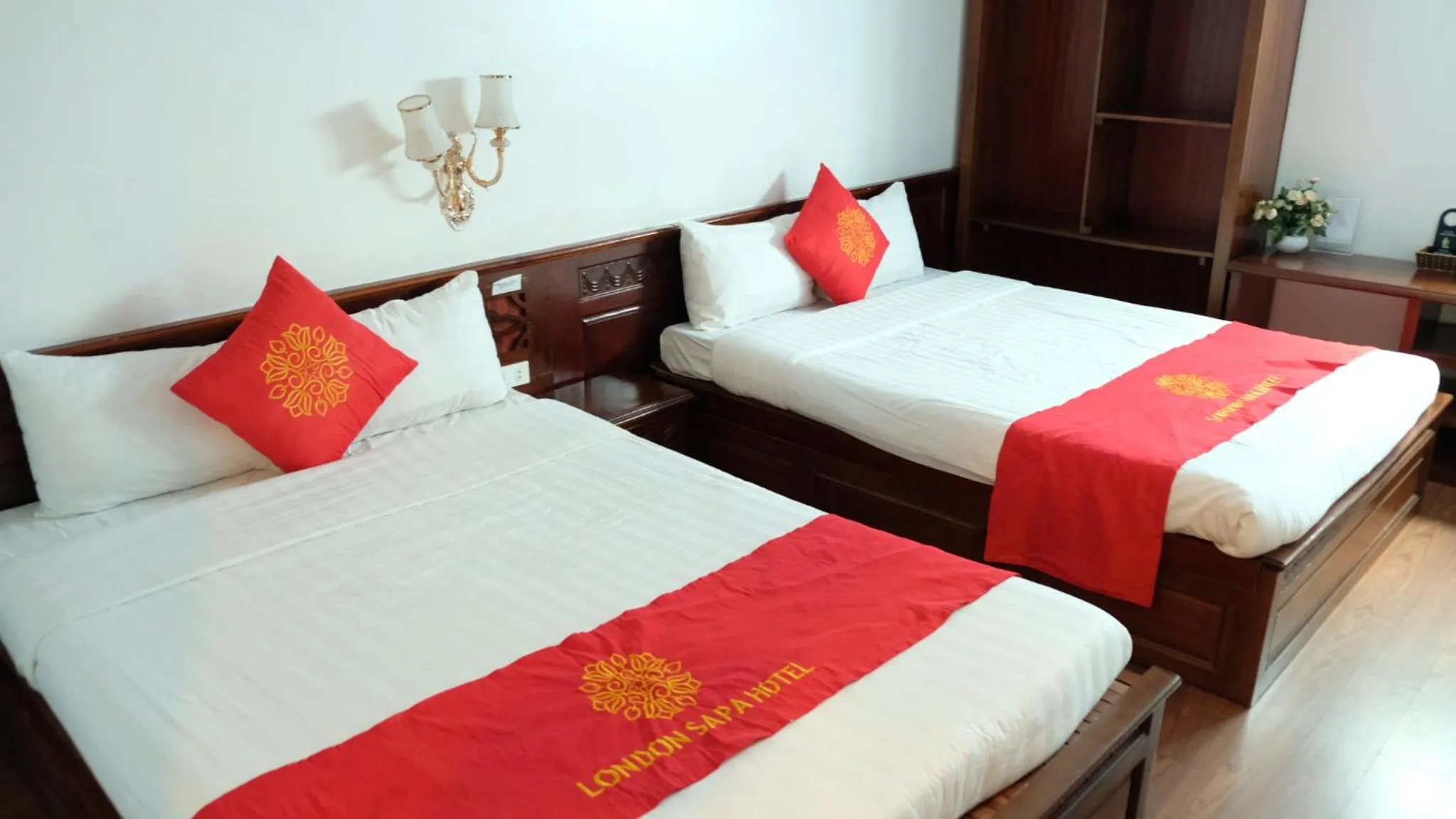 Photo of the whole room, Bed in London Sa Pa Hotel