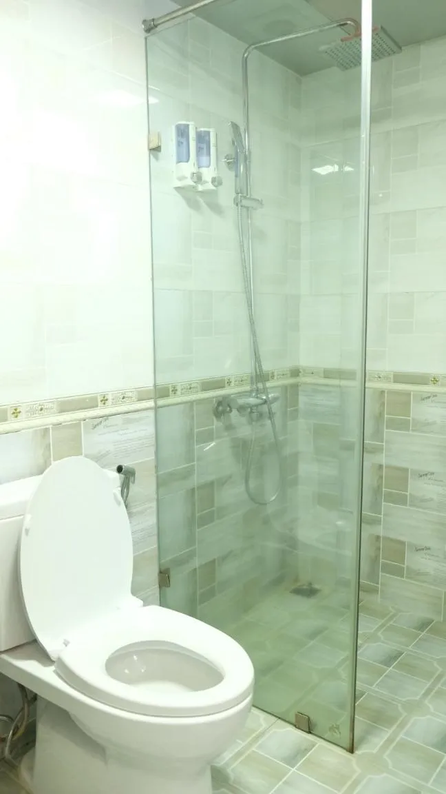 Shower in London Sa Pa Hotel