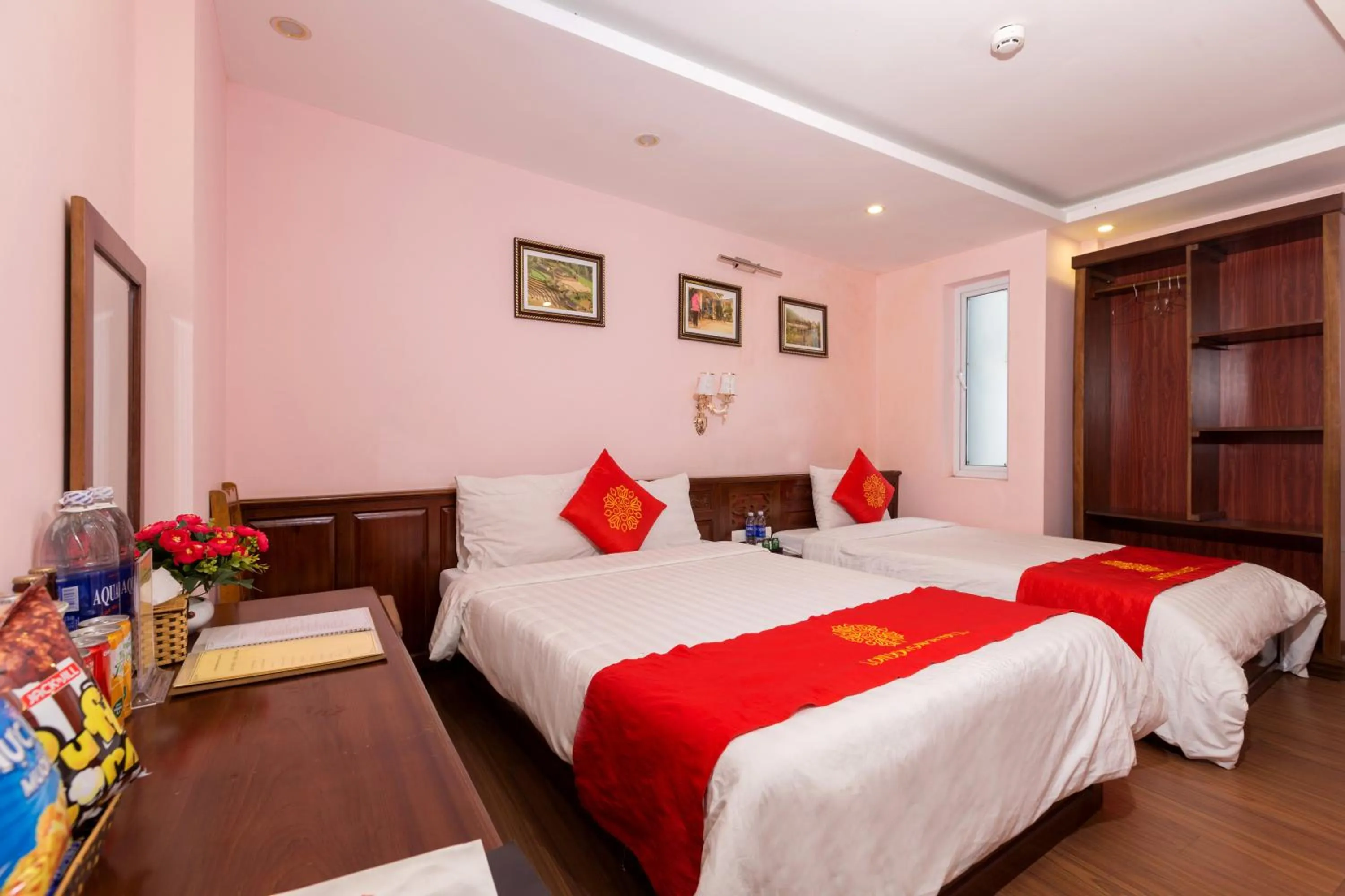 Photo of the whole room, Bed in London Sa Pa Hotel