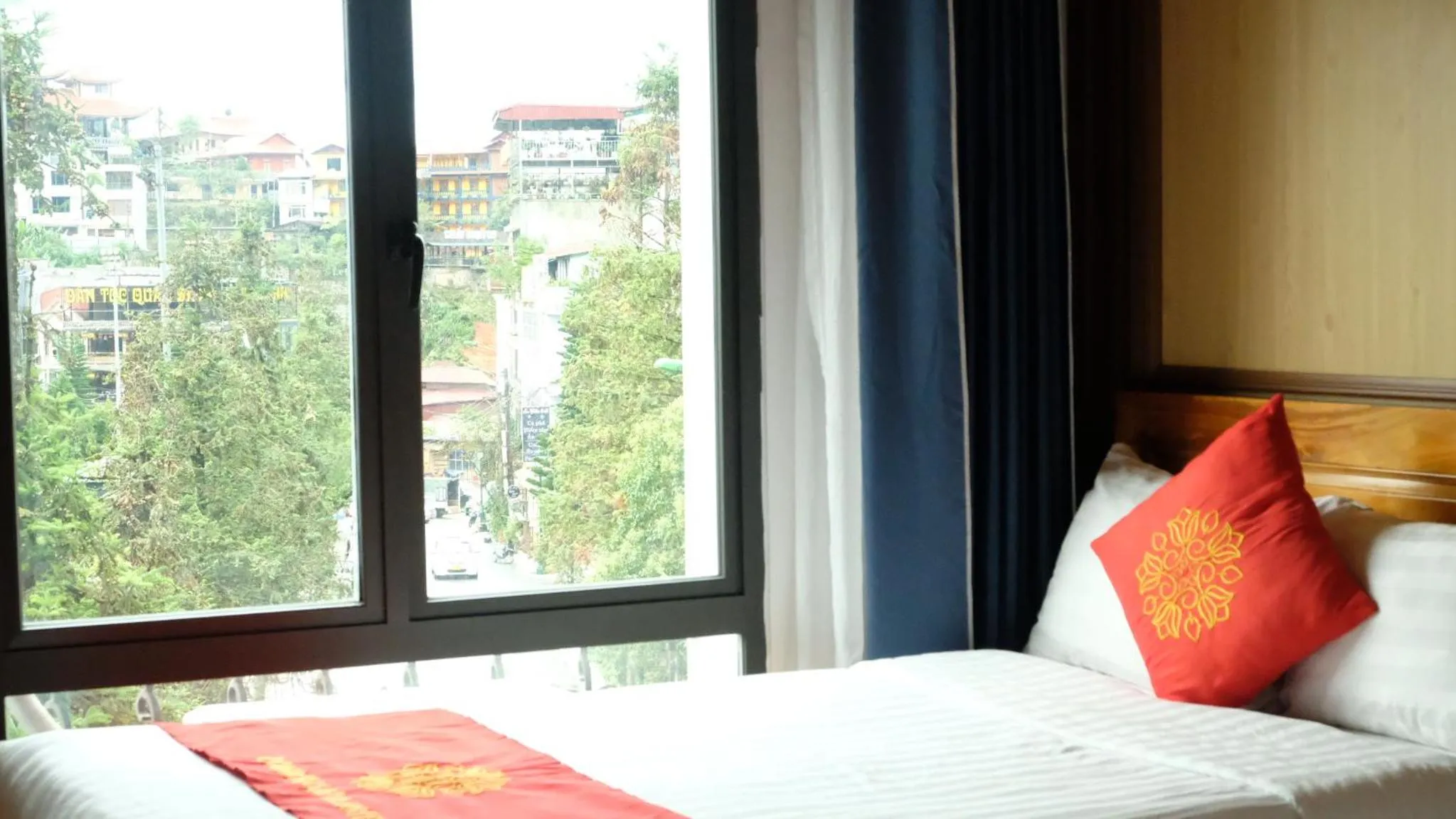 Photo of the whole room, Bed in London Sa Pa Hotel