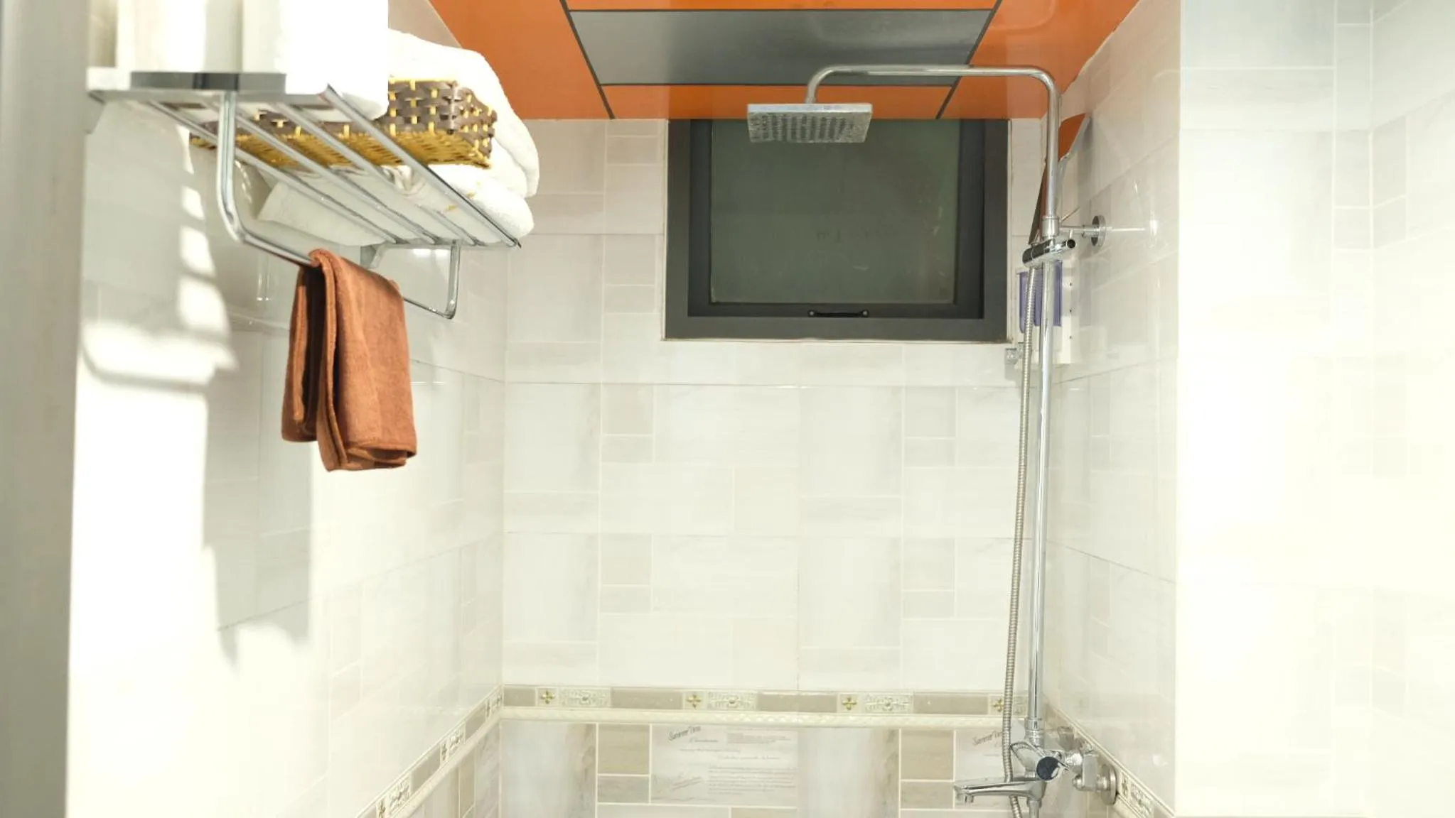 Shower in London Sa Pa Hotel