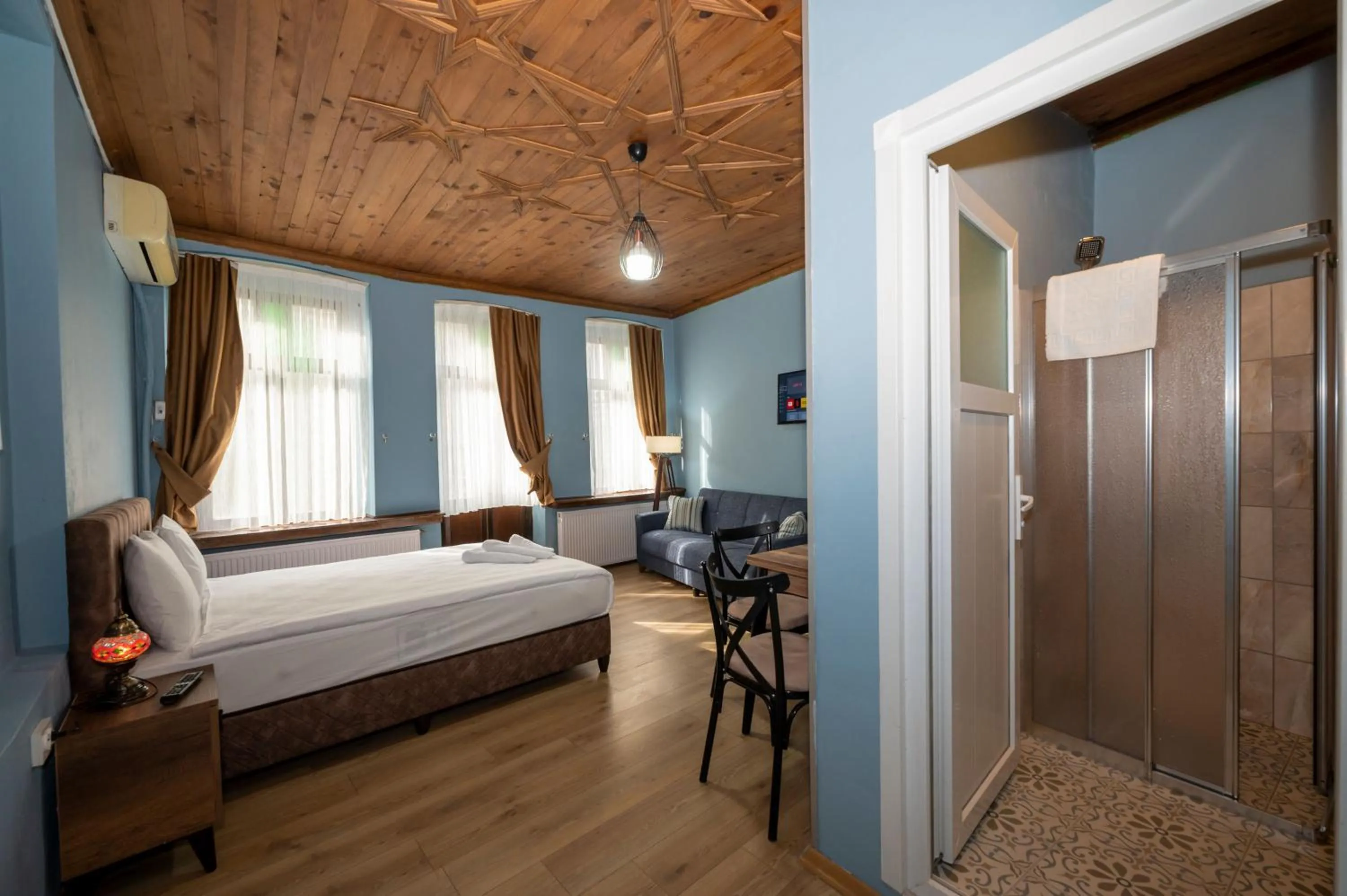 Balcony/Terrace, Bed in Taksim Antique Hotel