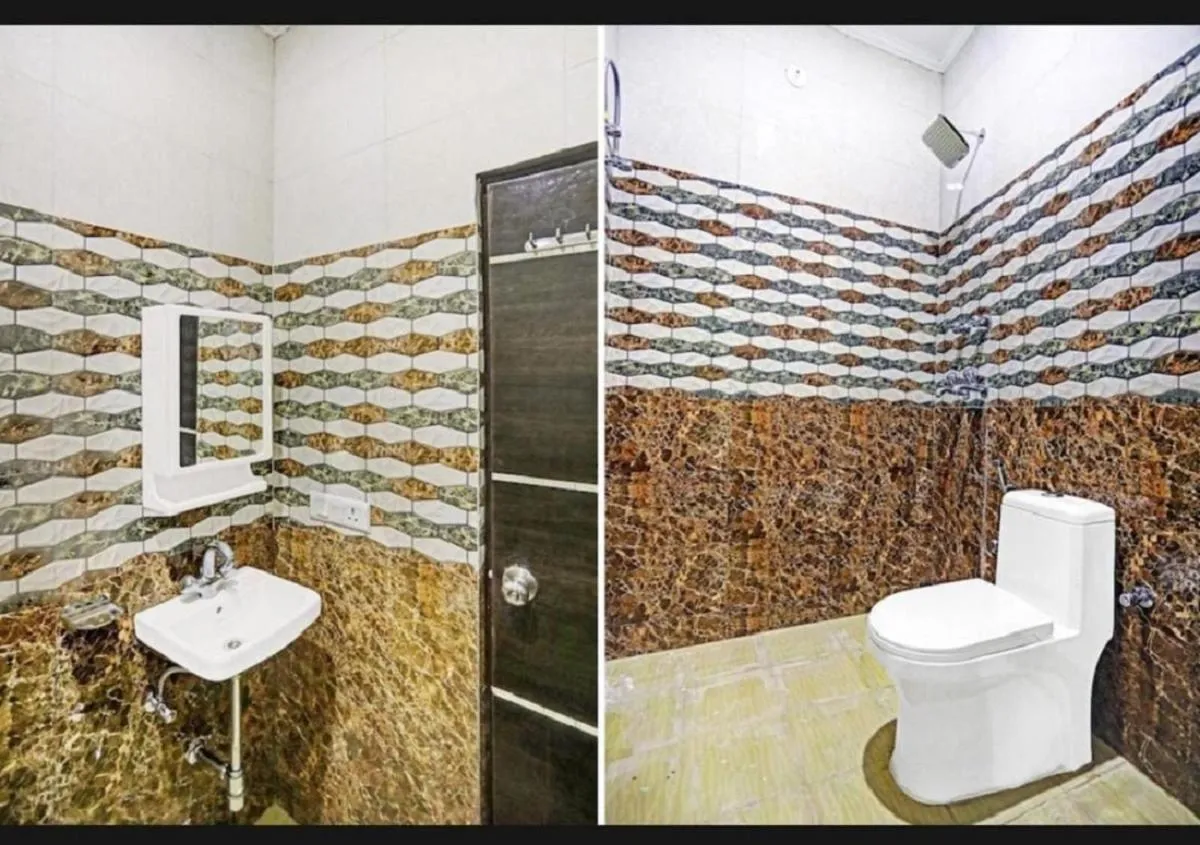 Bathroom in Jagdambey Hotel