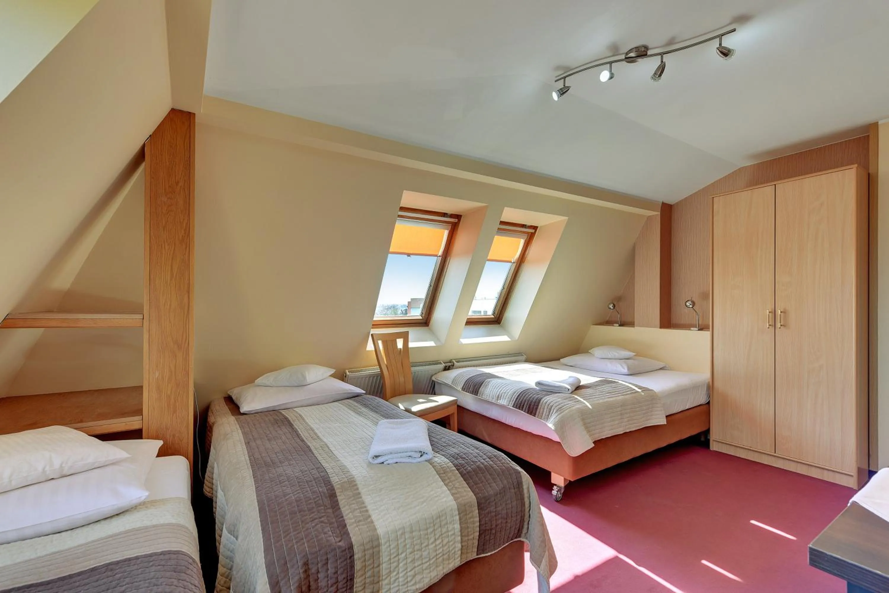 Photo of the whole room, Bed in Abak