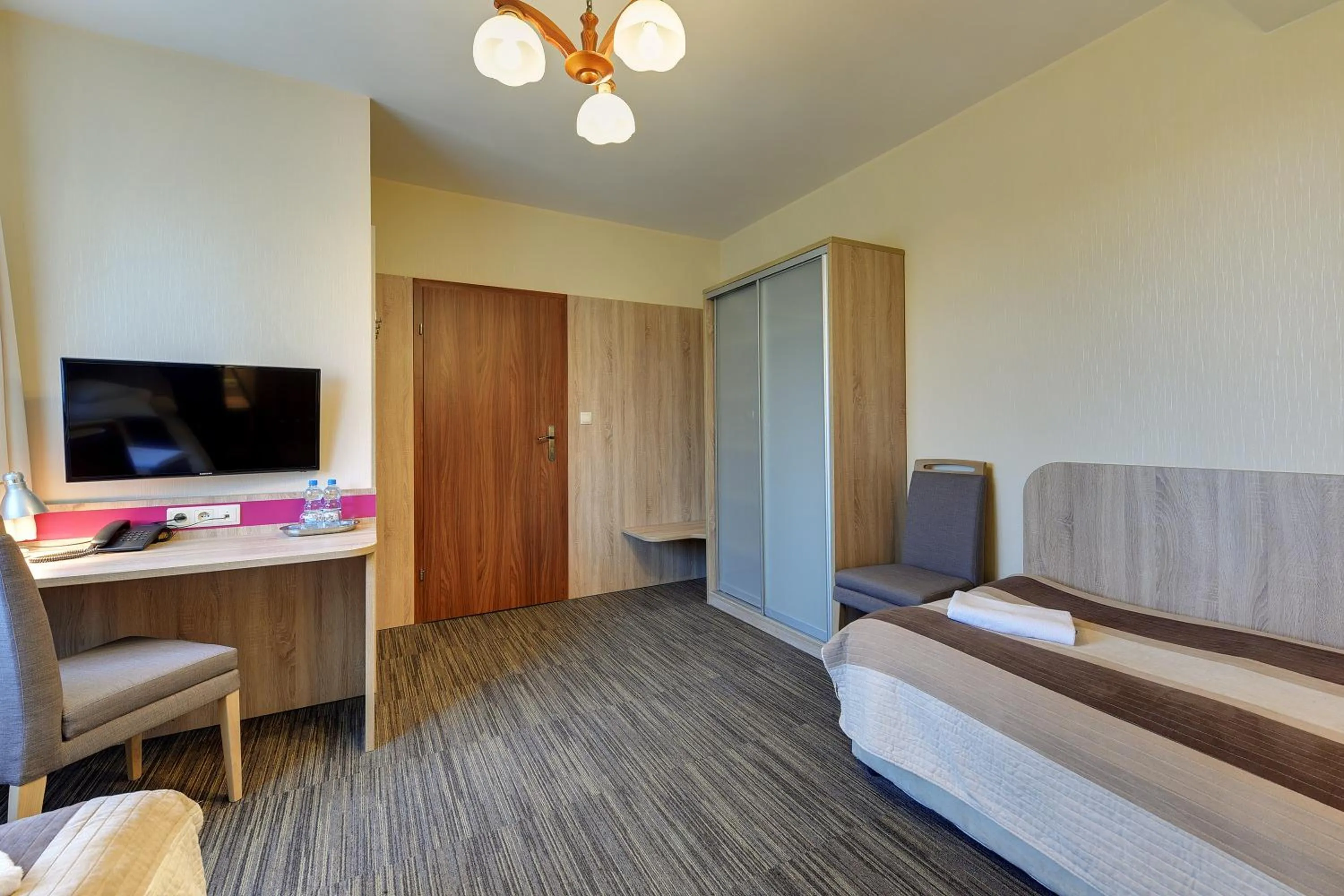 Photo of the whole room, Bed in Abak