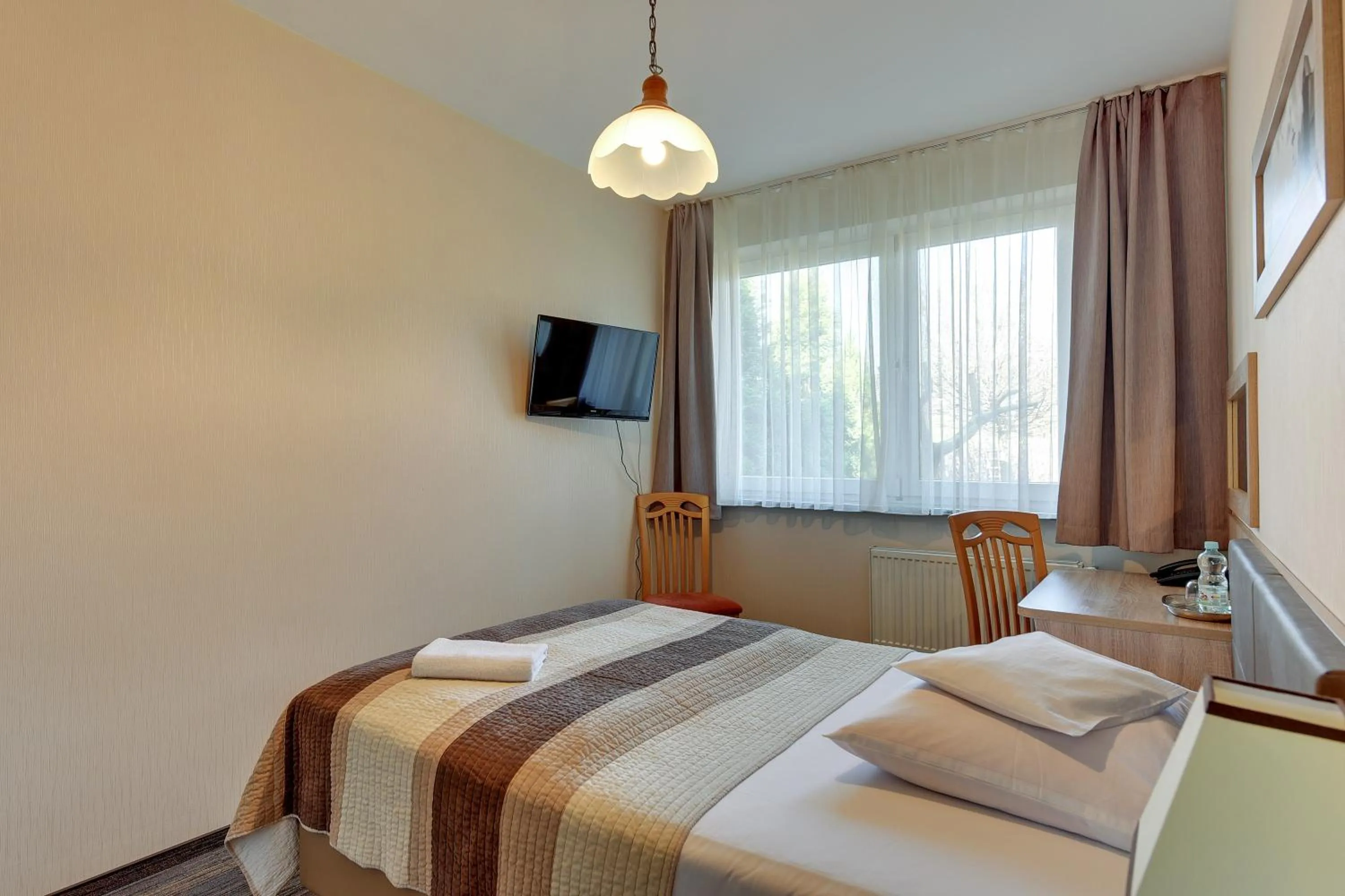 Photo of the whole room, Bed in Abak