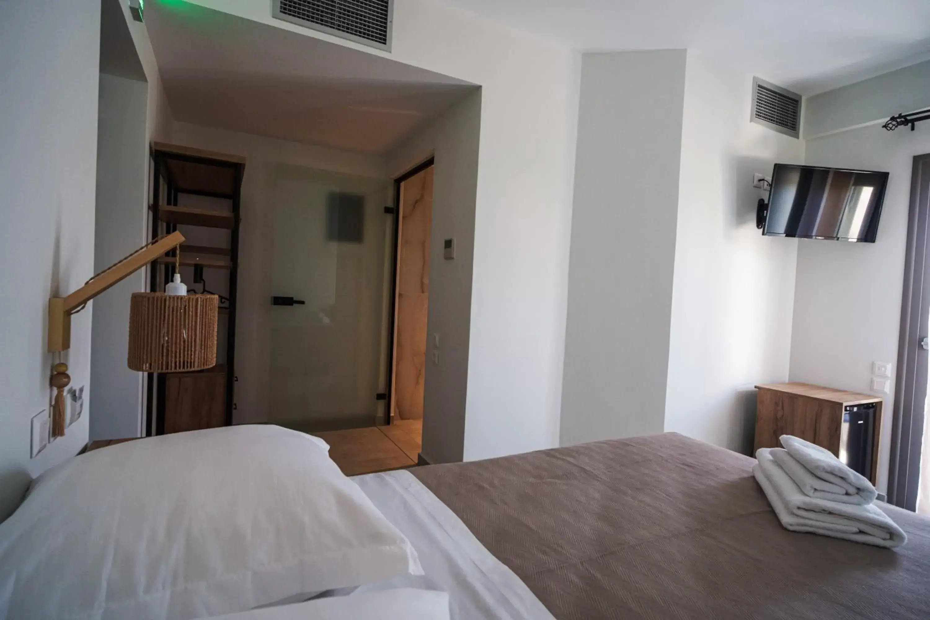 King Room with Roll-In Shower - Disability Access in Niso Skiathos King Room with Roll-In Shower - Disability Access in Niso Skiathos