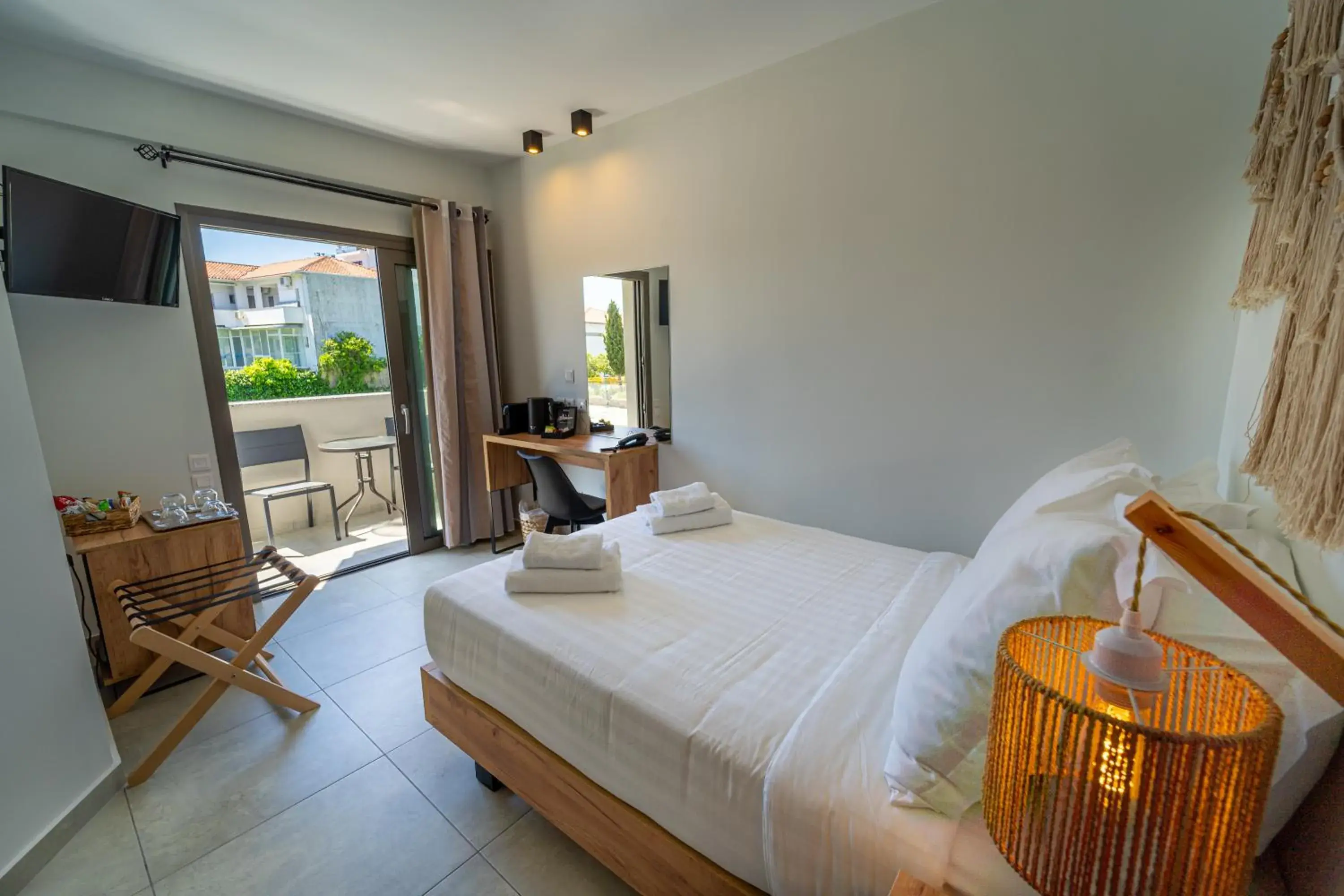 King Room with Roll-In Shower - Disability Access in Niso Skiathos King Room with Roll-In Shower - Disability Access in Niso Skiathos