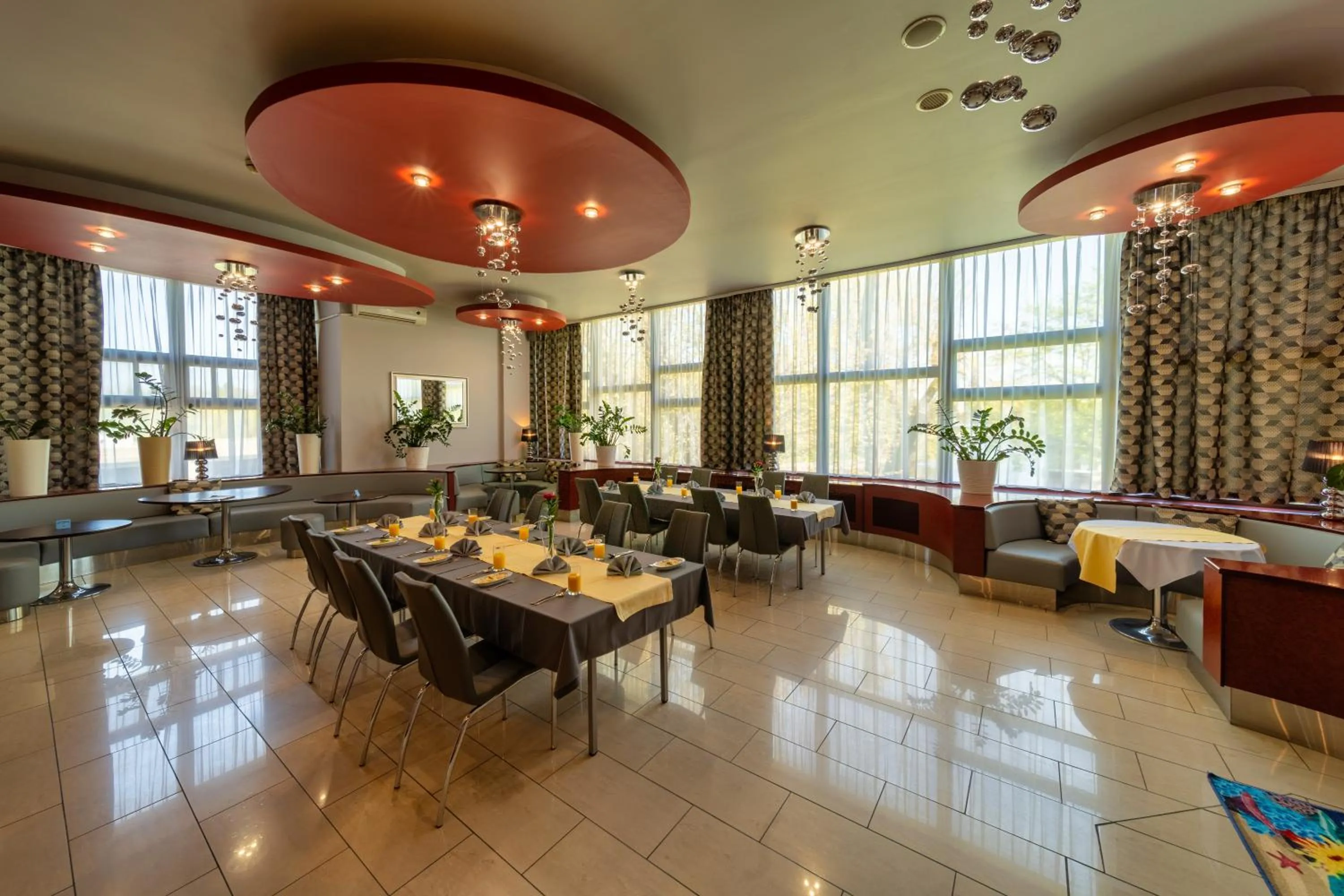 Restaurant/places to eat in Hotel Gromada Pila