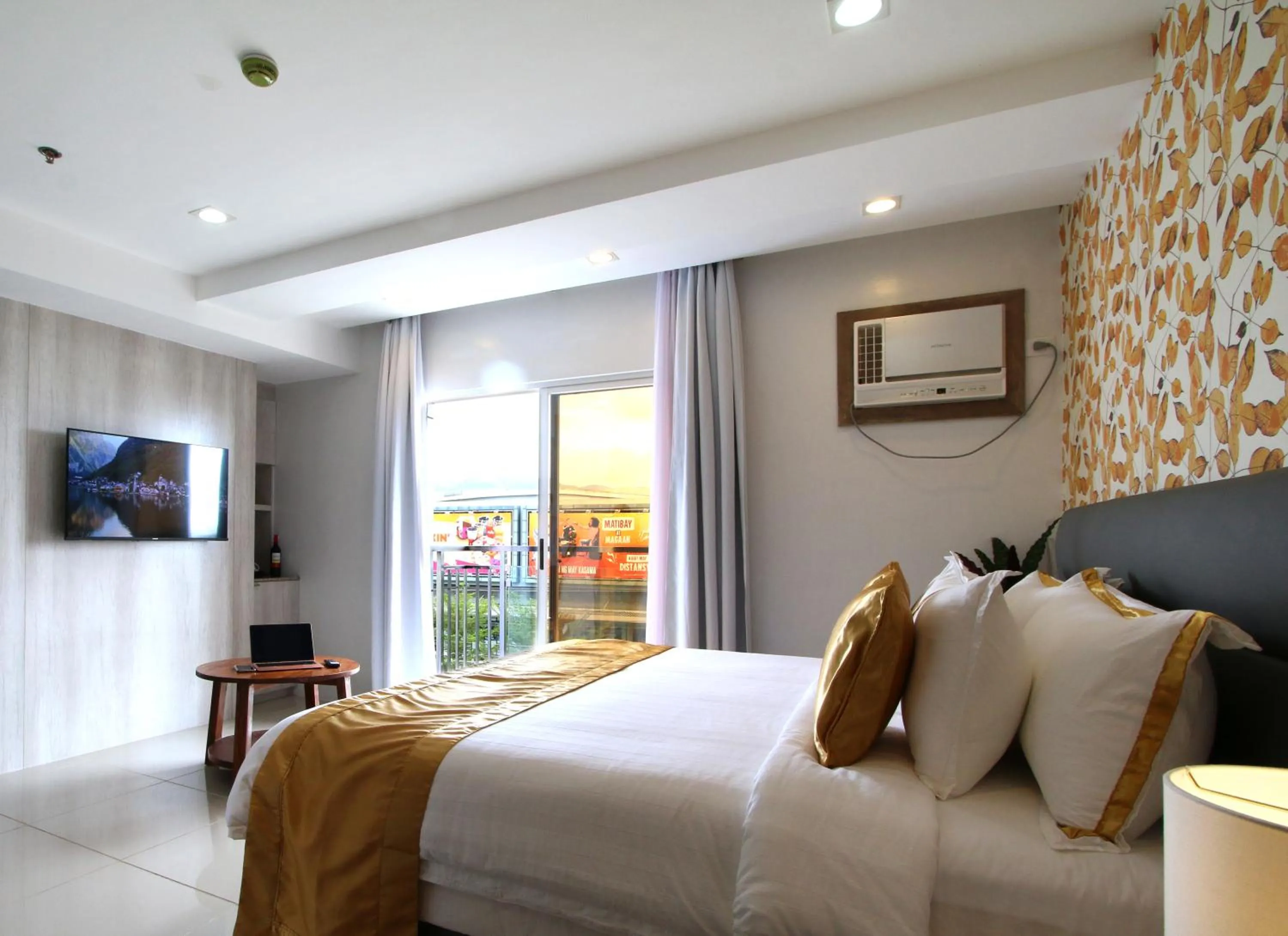 TV and multimedia, Bed in Carlosta Hotel