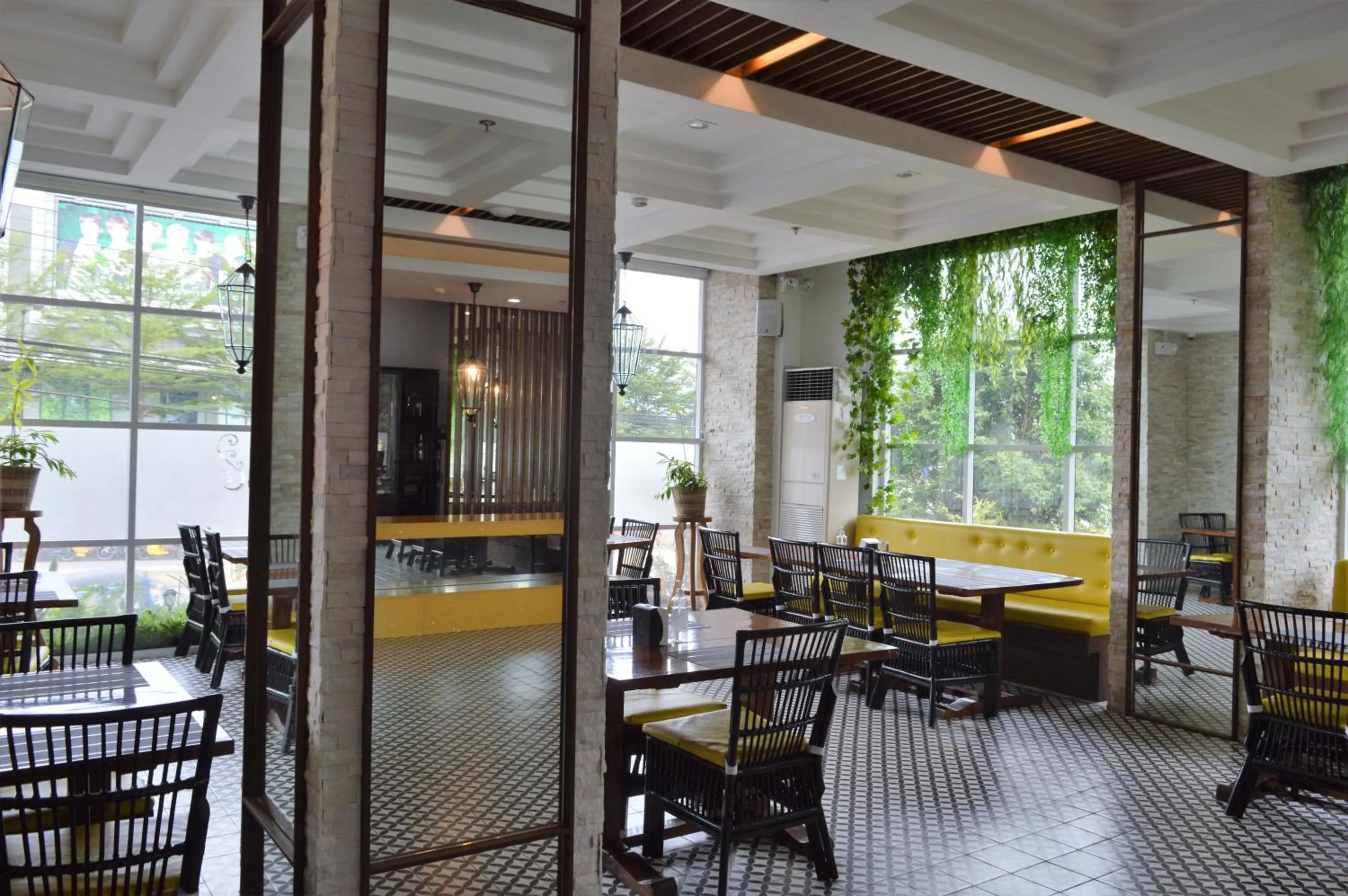 Restaurant/places to eat in Carlosta Hotel