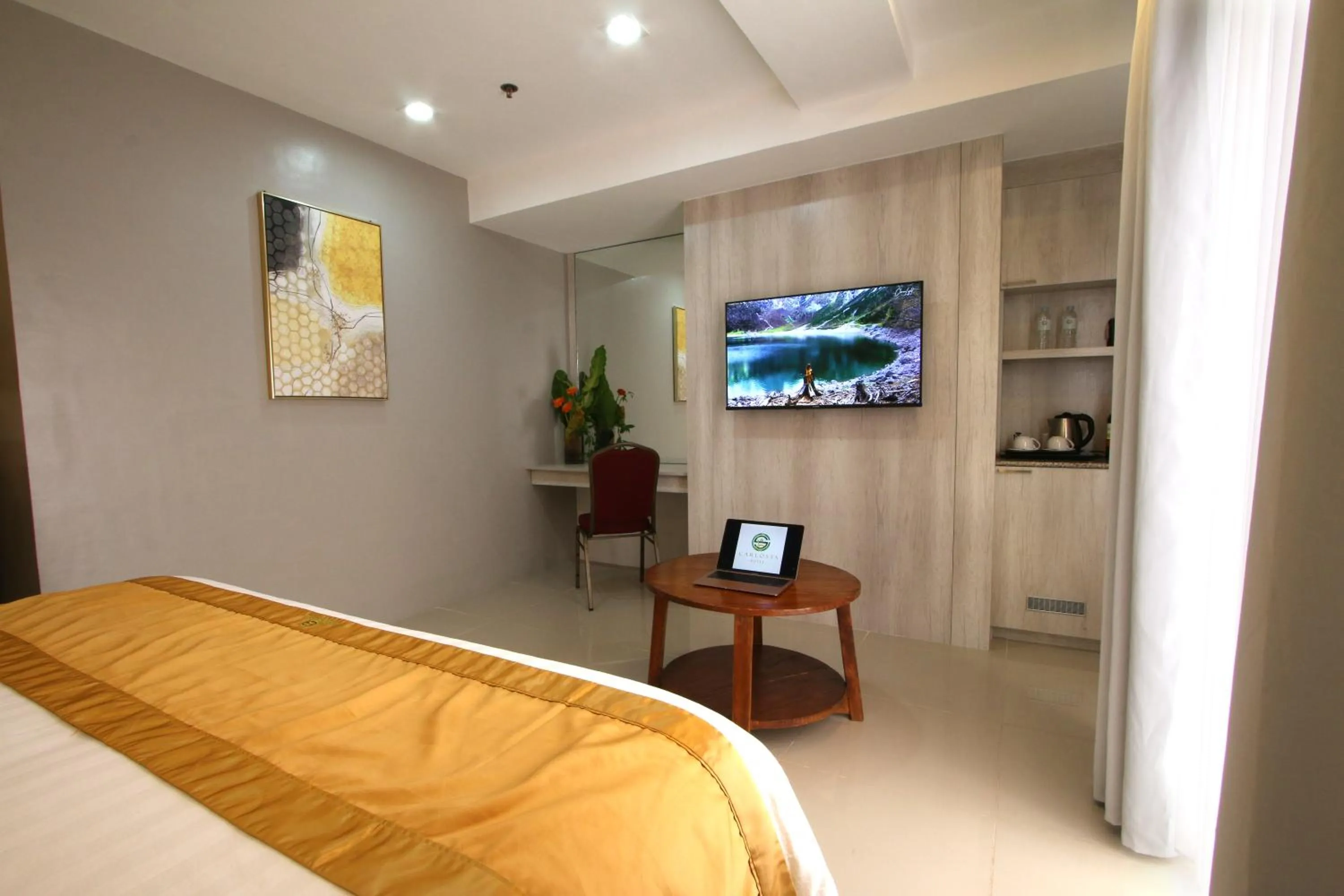 Communal lounge/ TV room, Bed in Carlosta Hotel