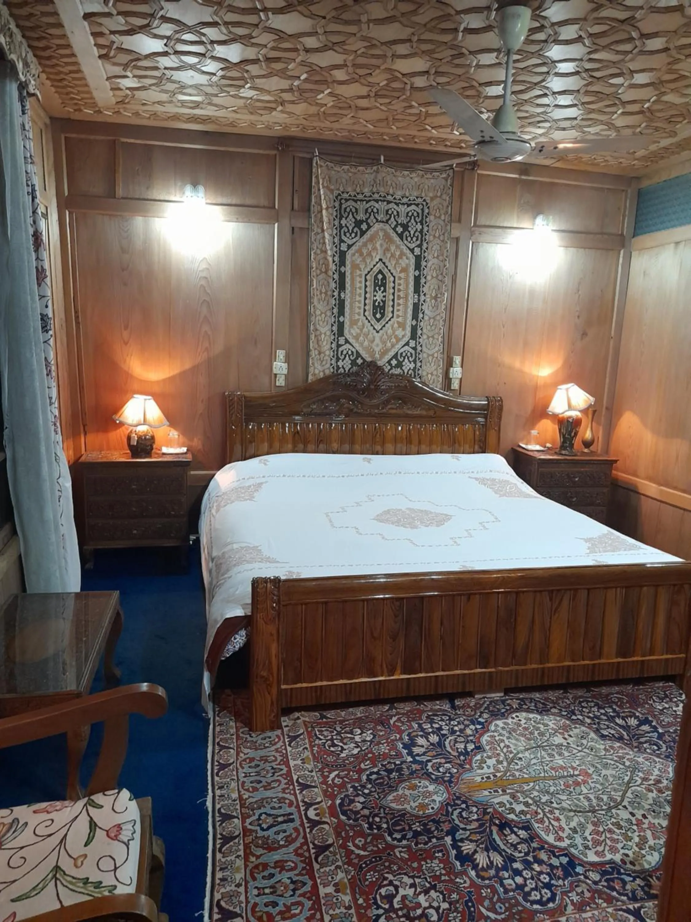 Bed in Palace Heights Houseboats