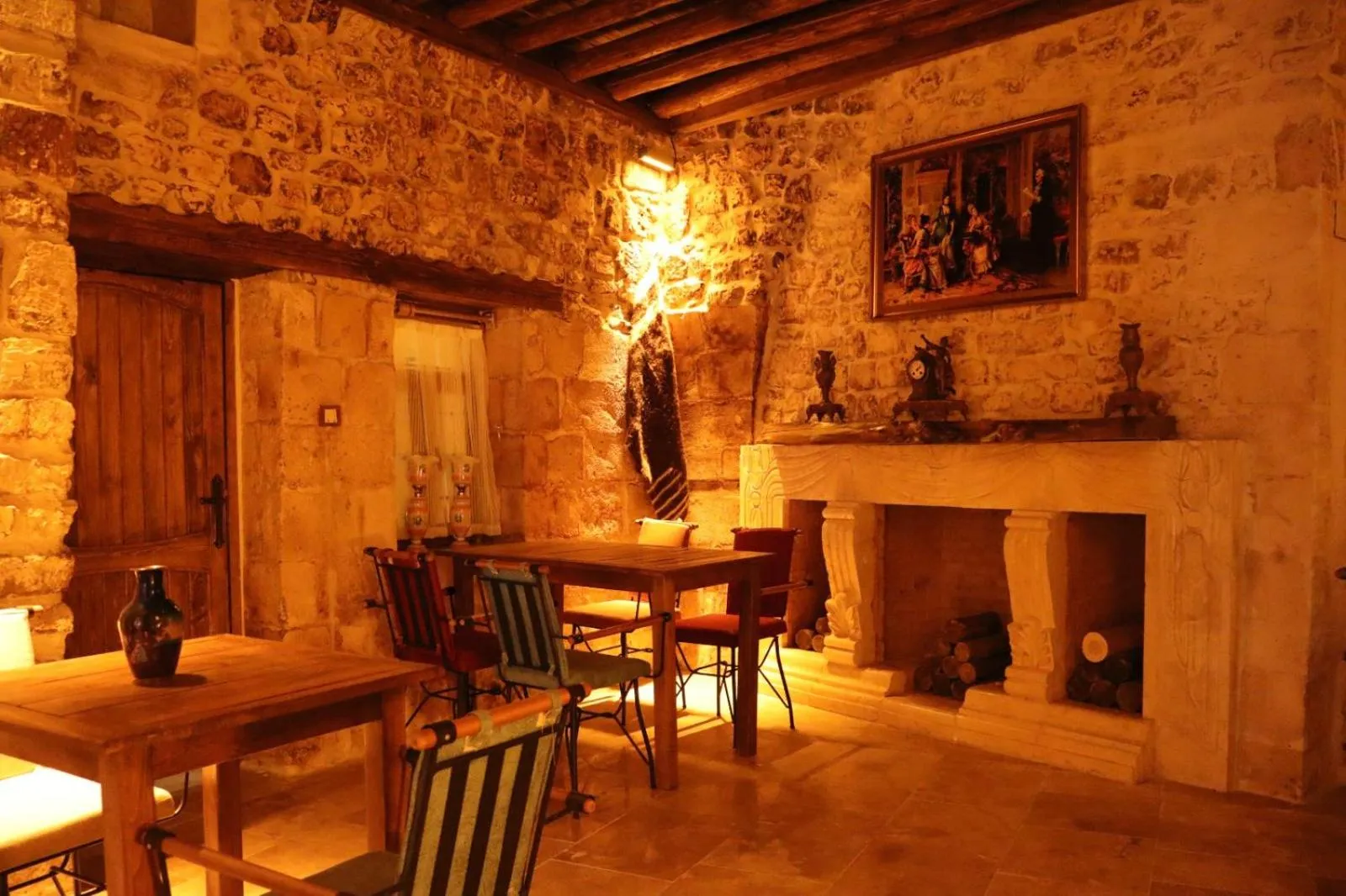 Restaurant/places to eat in BABIL ANTIQUE HOTEL