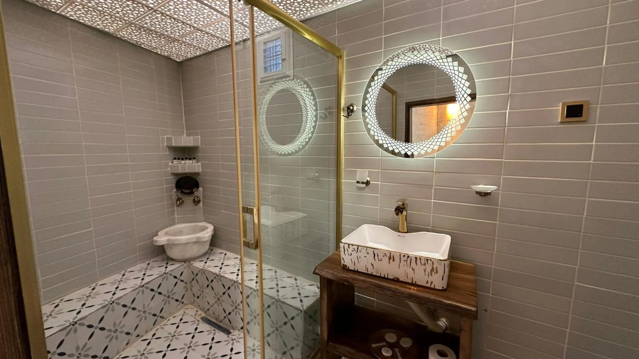 Shower in BABIL ANTIQUE HOTEL