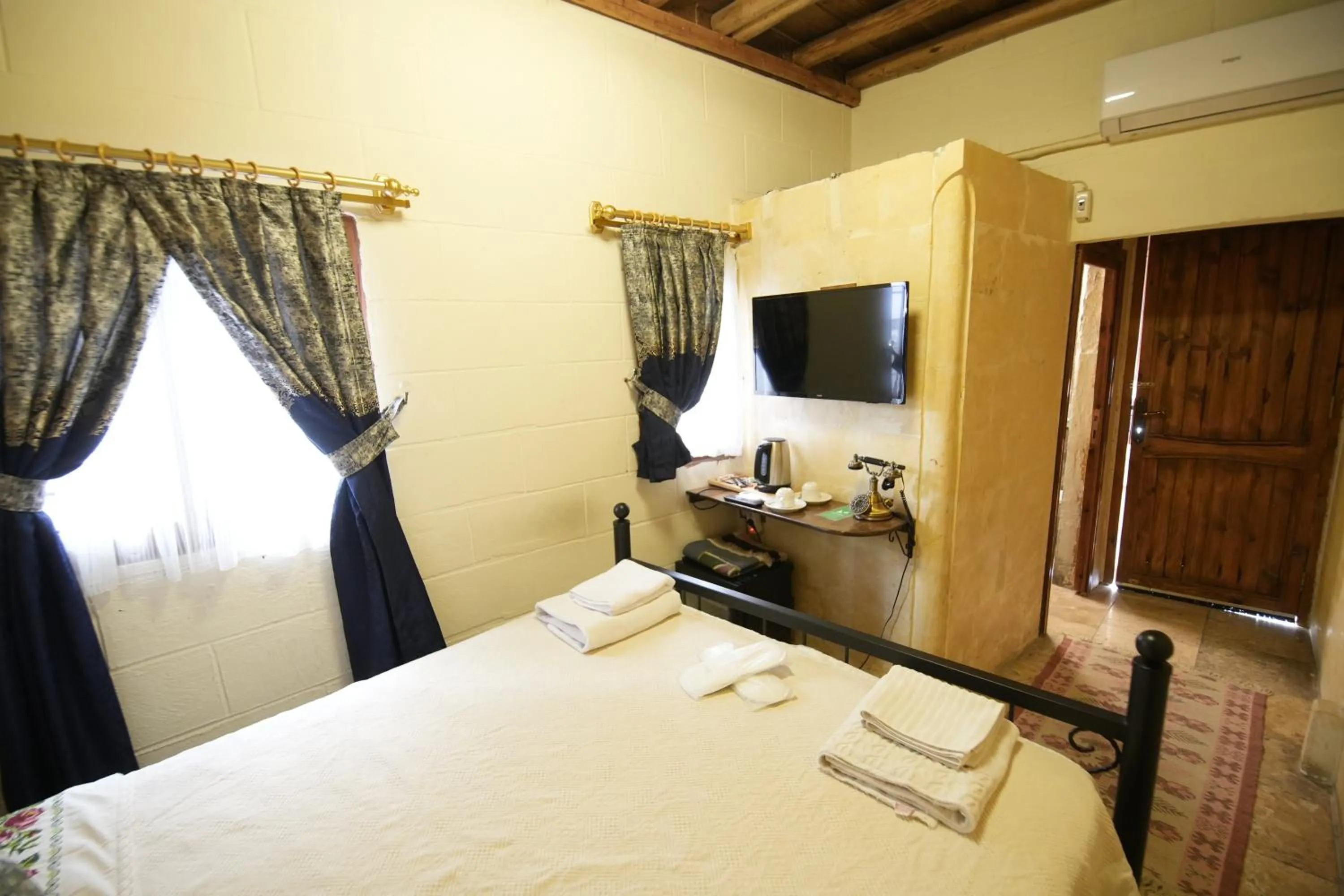 Bed in BABIL ANTIQUE HOTEL