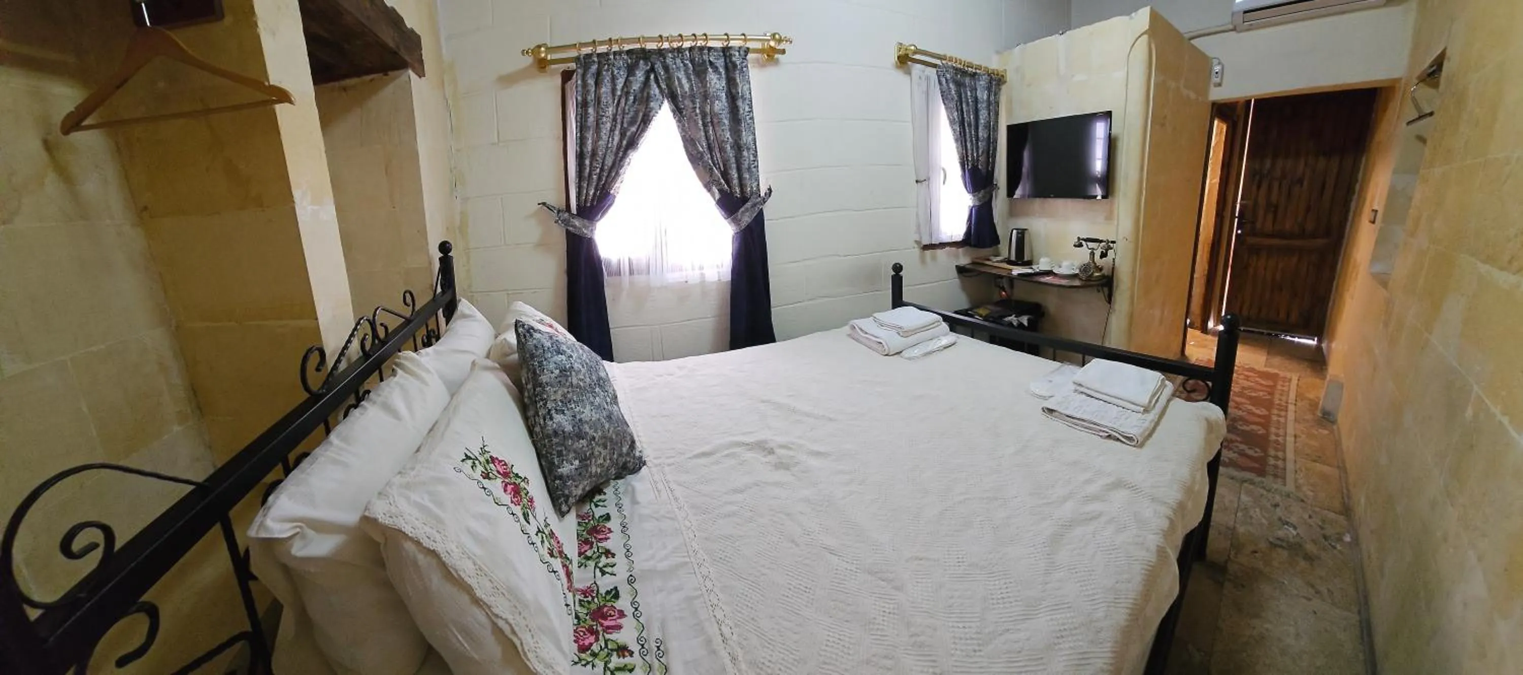 Bed in BABIL ANTIQUE HOTEL