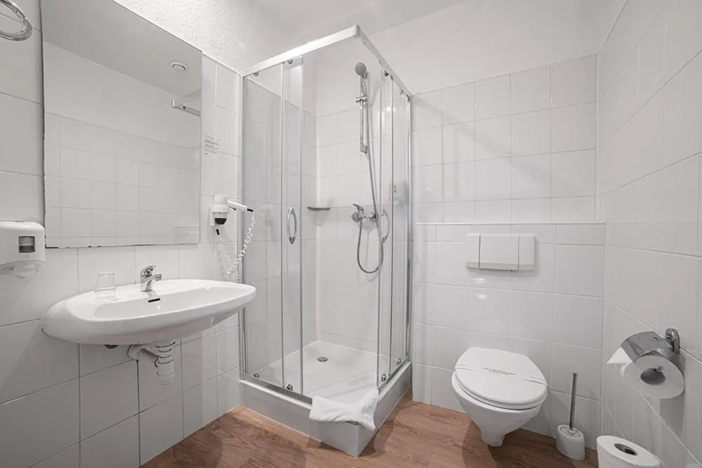 Shower in Hotel Astor