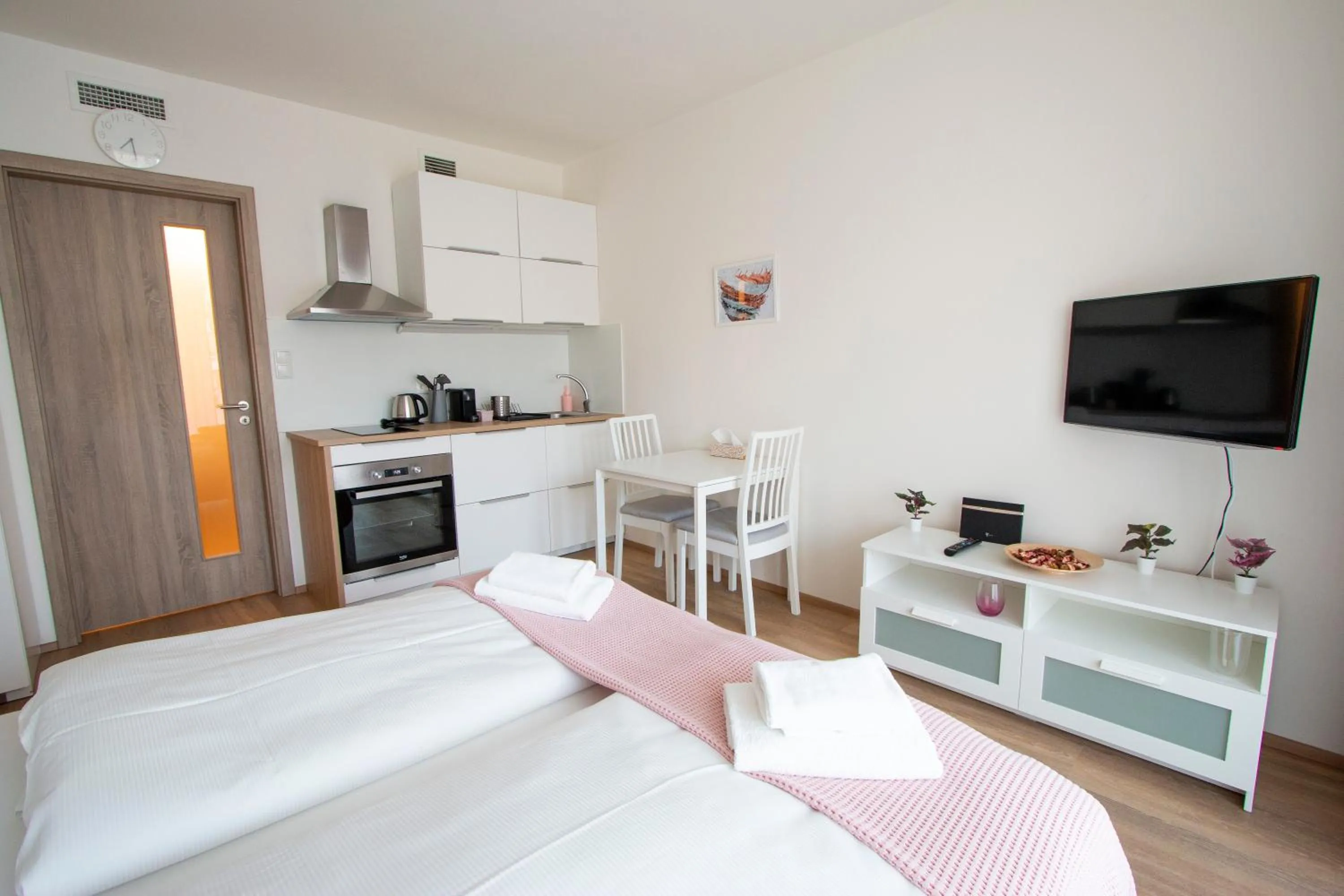 Photo of the whole room, Bed in Kora Apartments