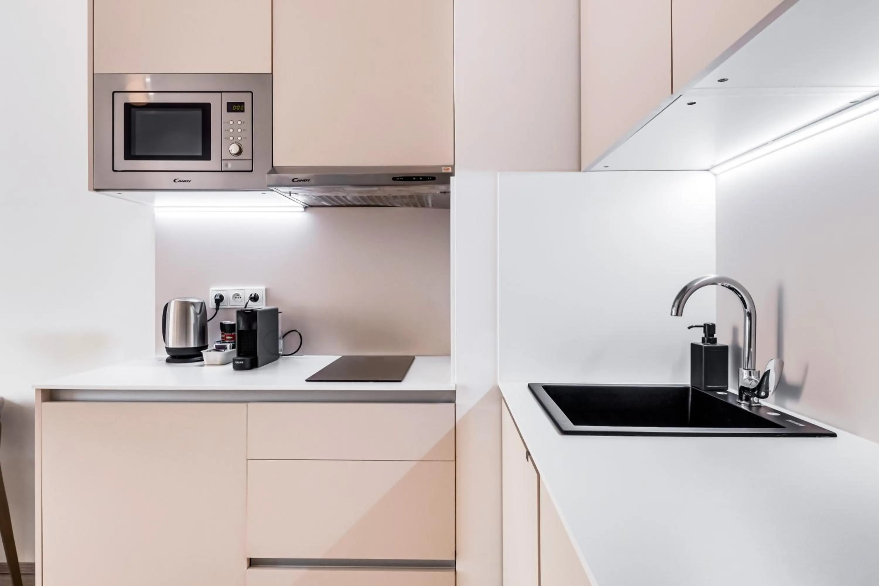 Kitchen or kitchenette in Kora Apartments