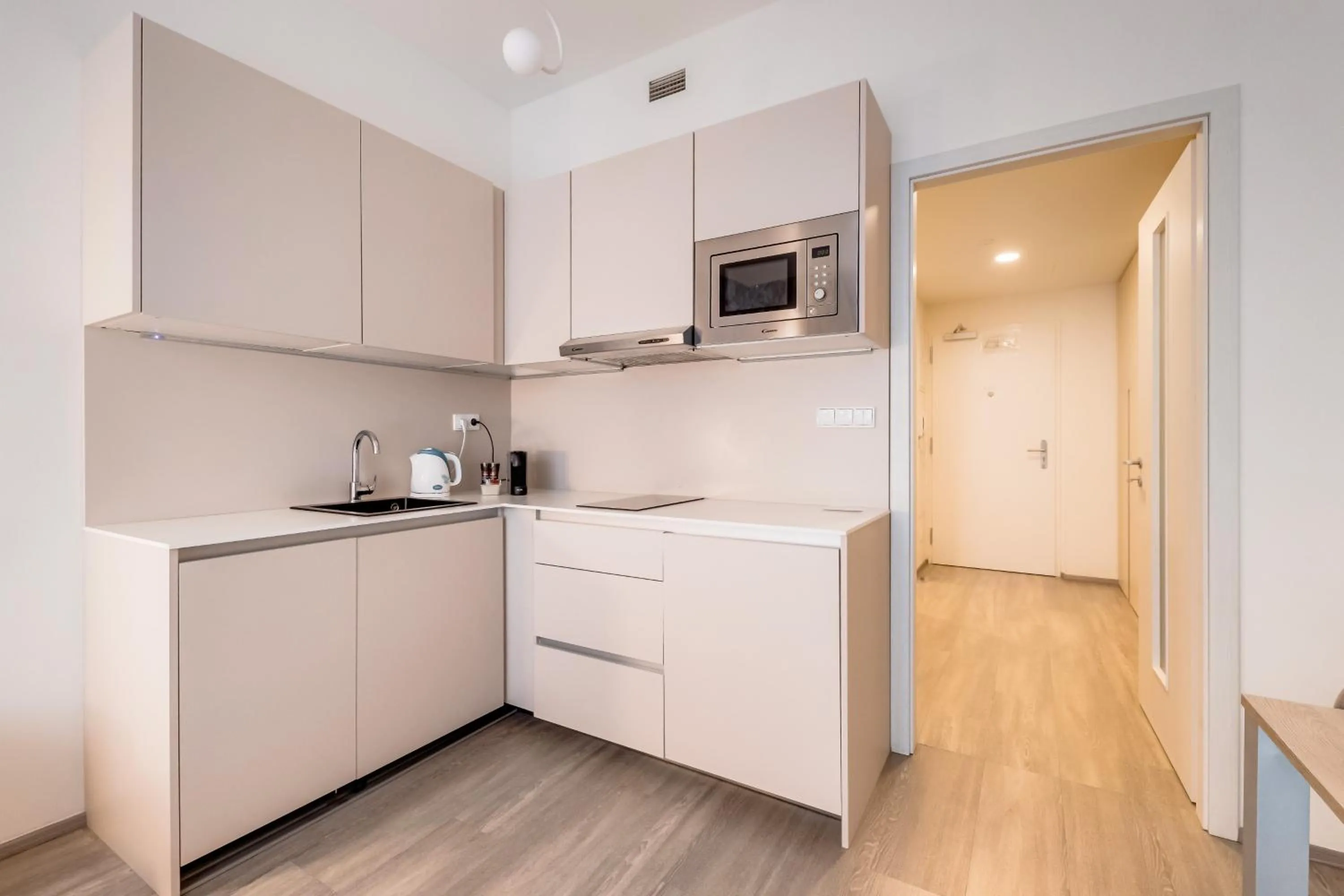 Kitchen or kitchenette in Kora Apartments