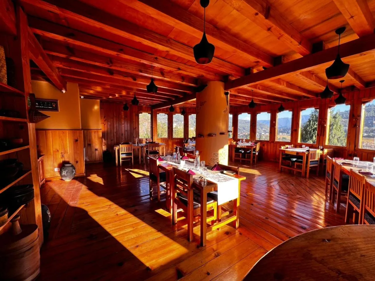 Restaurant/places to eat in Rema Resort