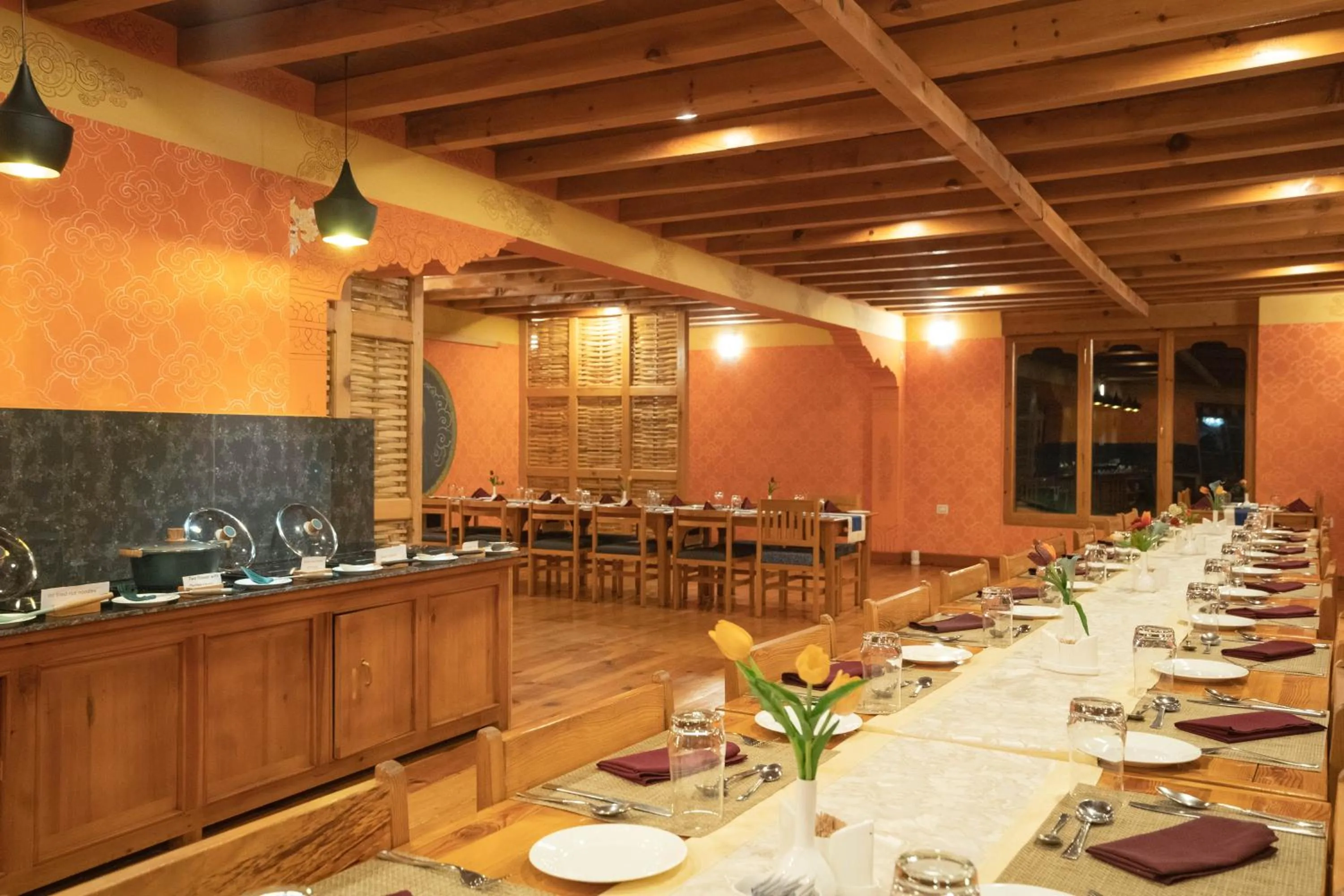 Restaurant/places to eat in Rema Resort